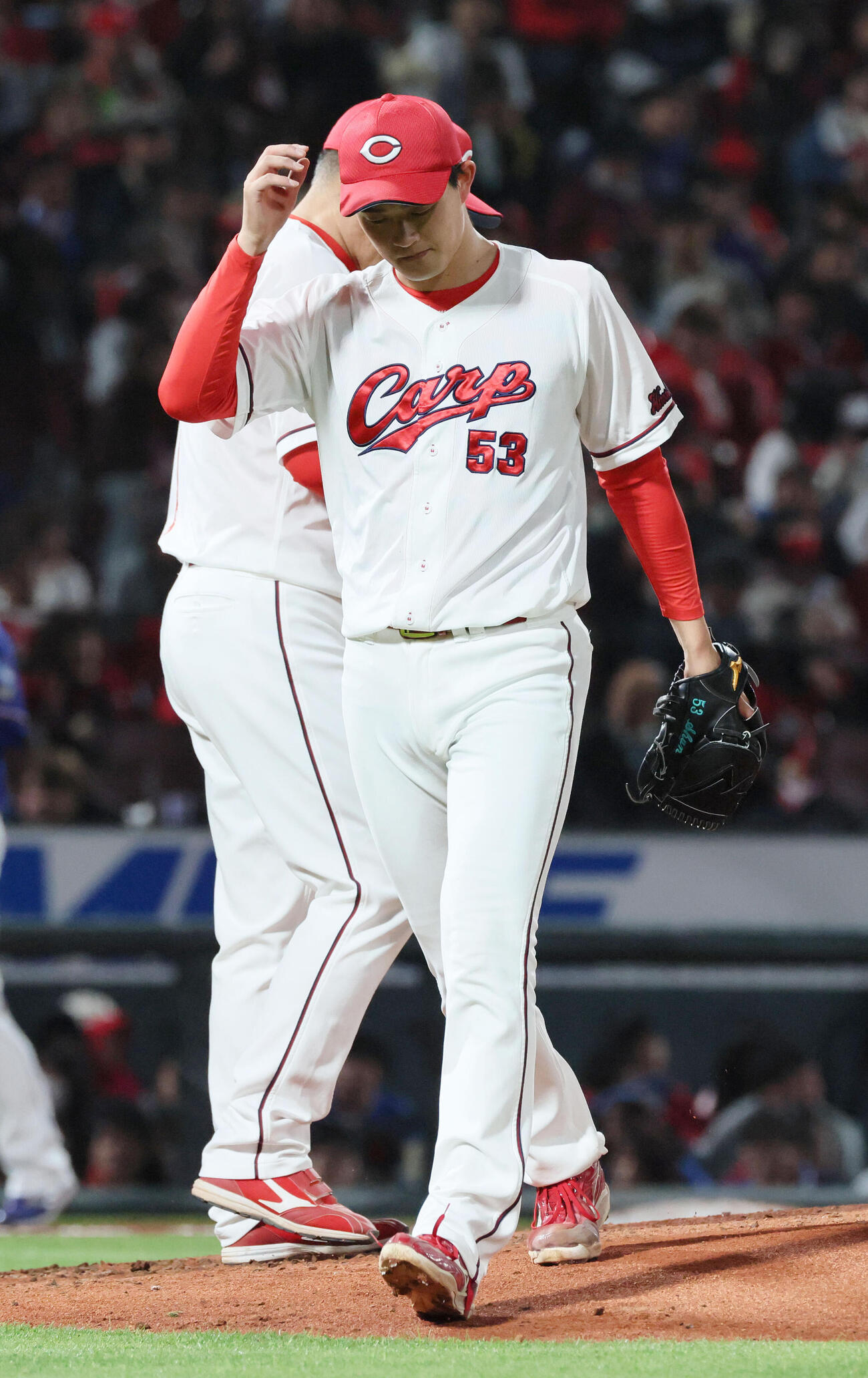 広島対中日　6回表中日1死一、三塁、降板する岡本駿（撮影・加藤孝規）