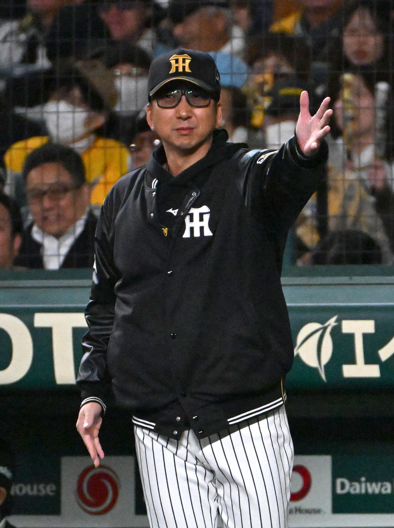 阪神対巨人　選手交代を告げる阪神の藤川球児監督（撮影・石井愛子）