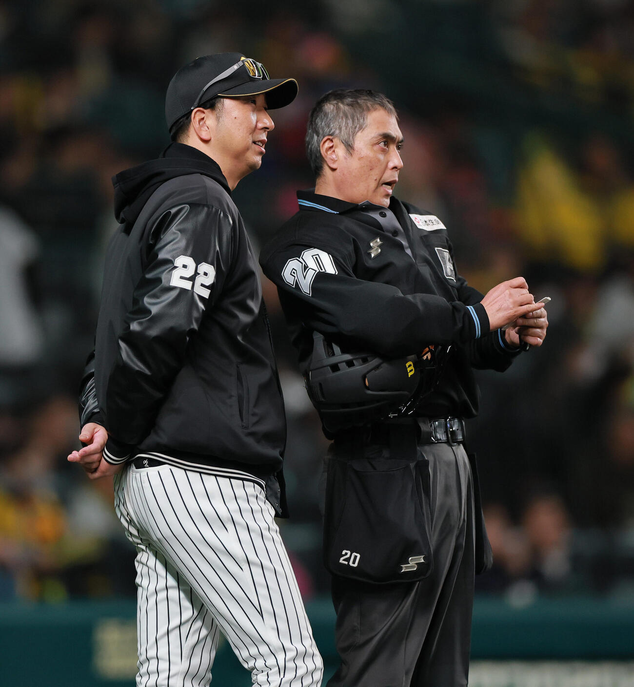 阪神対巨人　8回を終え、藤川球児監督（手前）は球審に交代を告げる（撮影・上山淳一）..