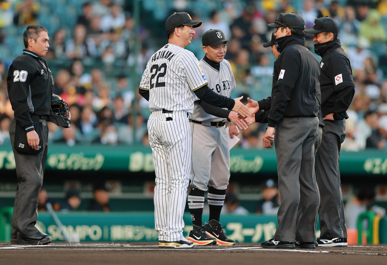 阪神対巨人　メンバー確認で審判団と握手をかわす阪神藤川球児監督（手前）と巨人阿部慎之助監督（撮影・上山淳一）..