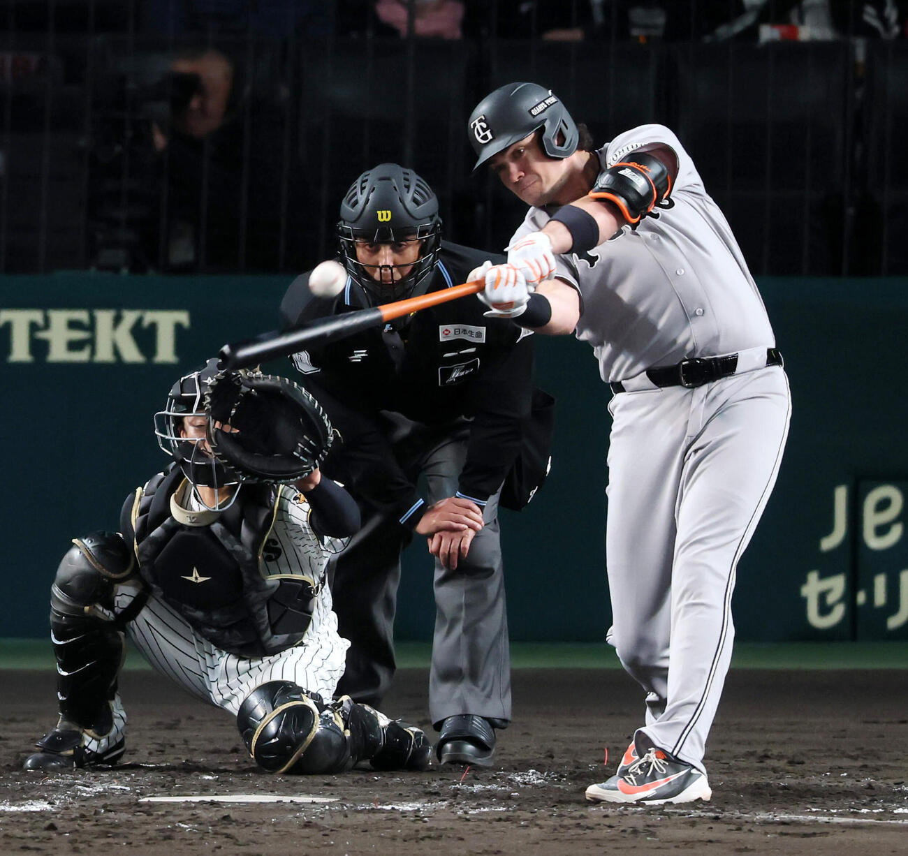 阪神対巨人　3回表巨人無死一、二塁、ボビー・ダルベックは左越え3点本塁打を放つ　（撮影・加藤哉）