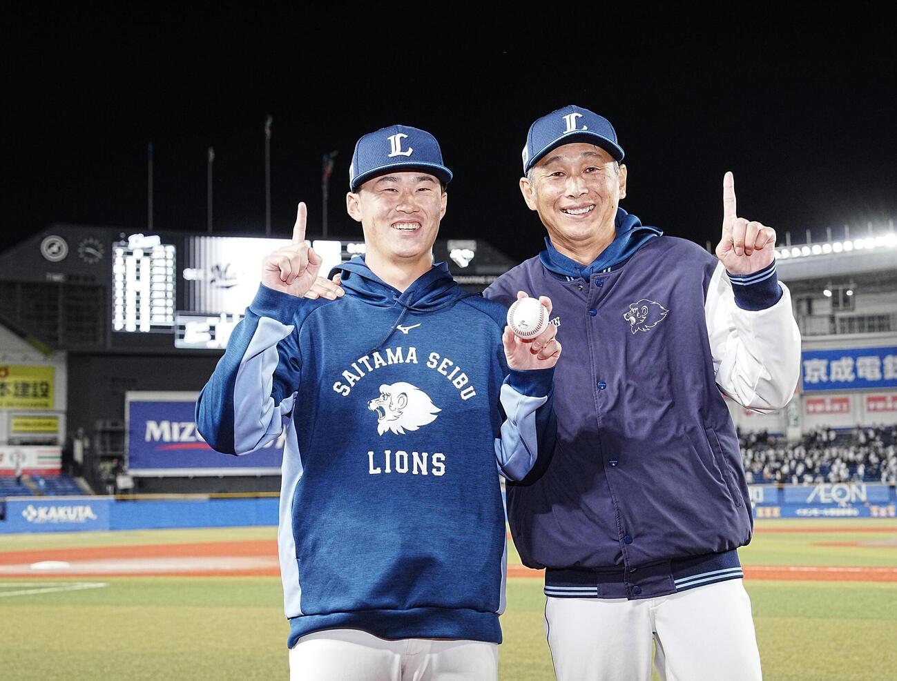 ロッテ対西武　初登板初先発でプロ初勝利を飾った佐藤爽（左）は西口文也監督の祝福を受ける（撮影・小沢裕）