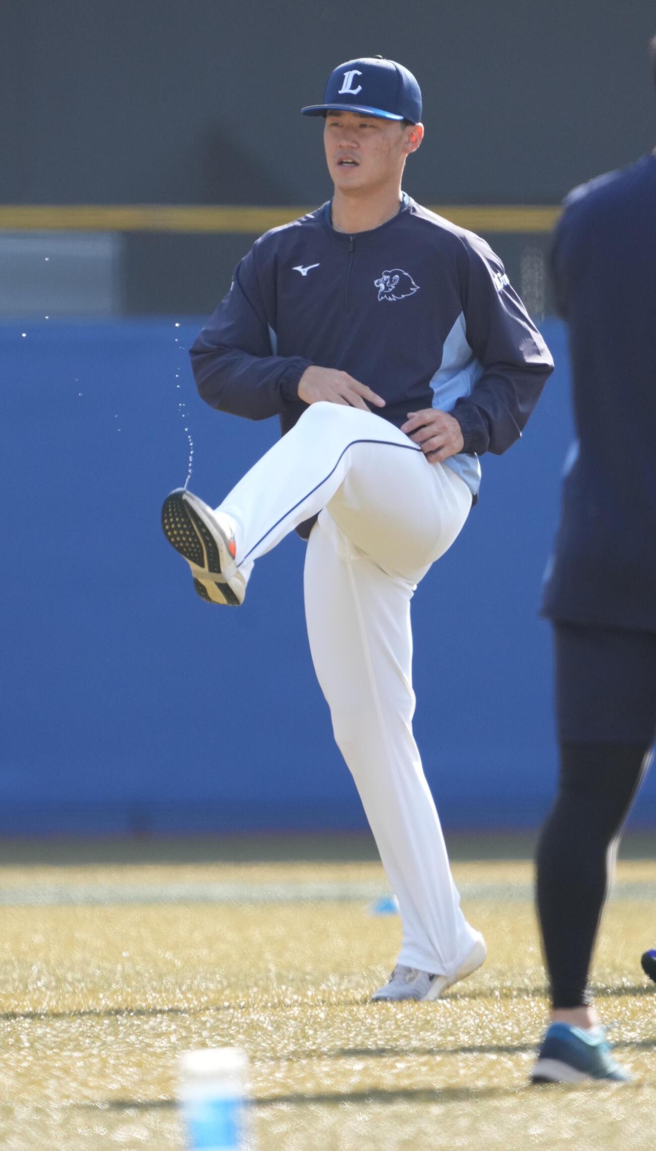 ロッテ対西武　試合前の練習に臨むプロ初登板初先発の佐藤爽（撮影・小沢裕）