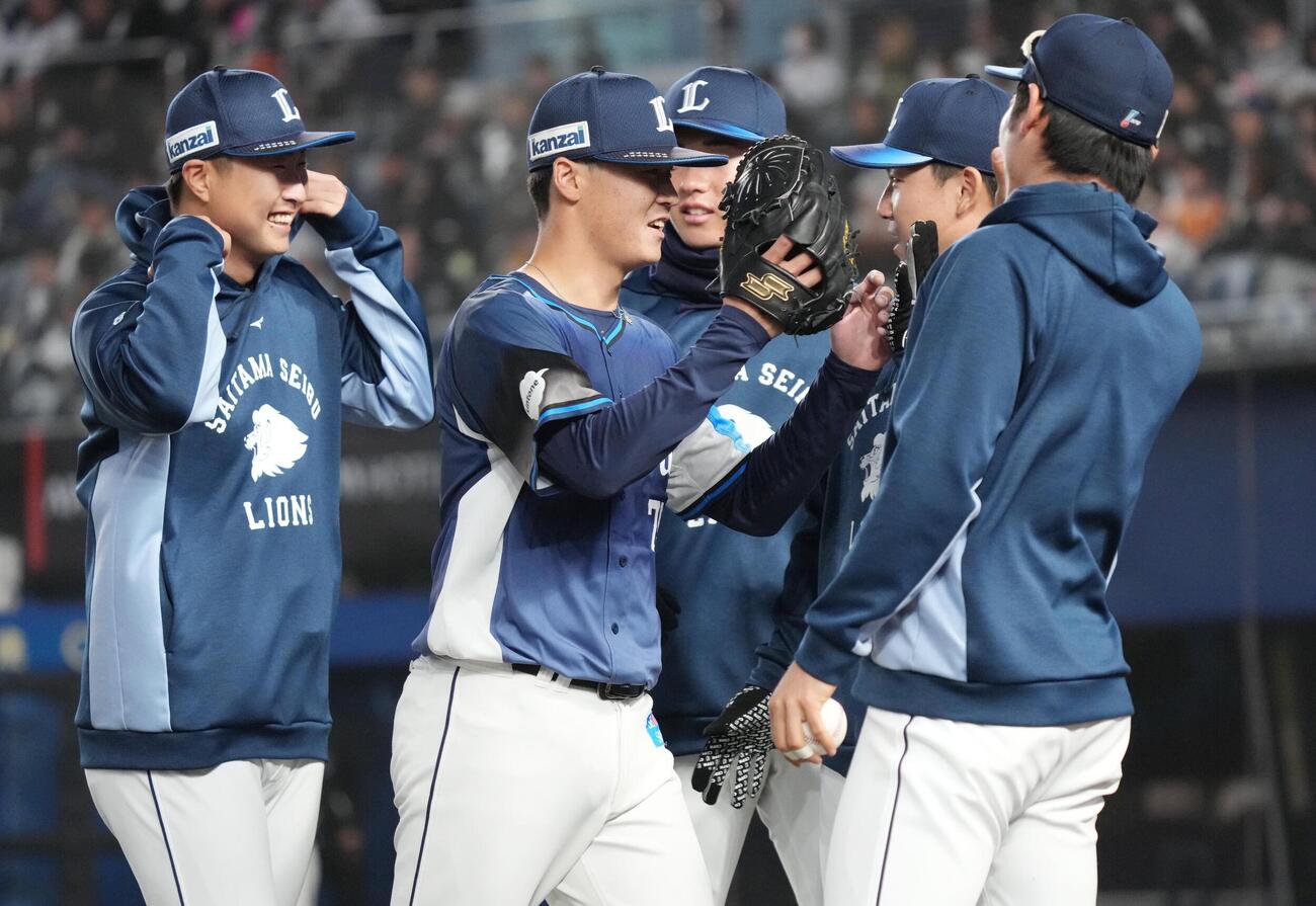 ロッテ対西武　2回の投球を終えナインとハイタッチする西武先発の佐藤爽（撮影・小沢裕）