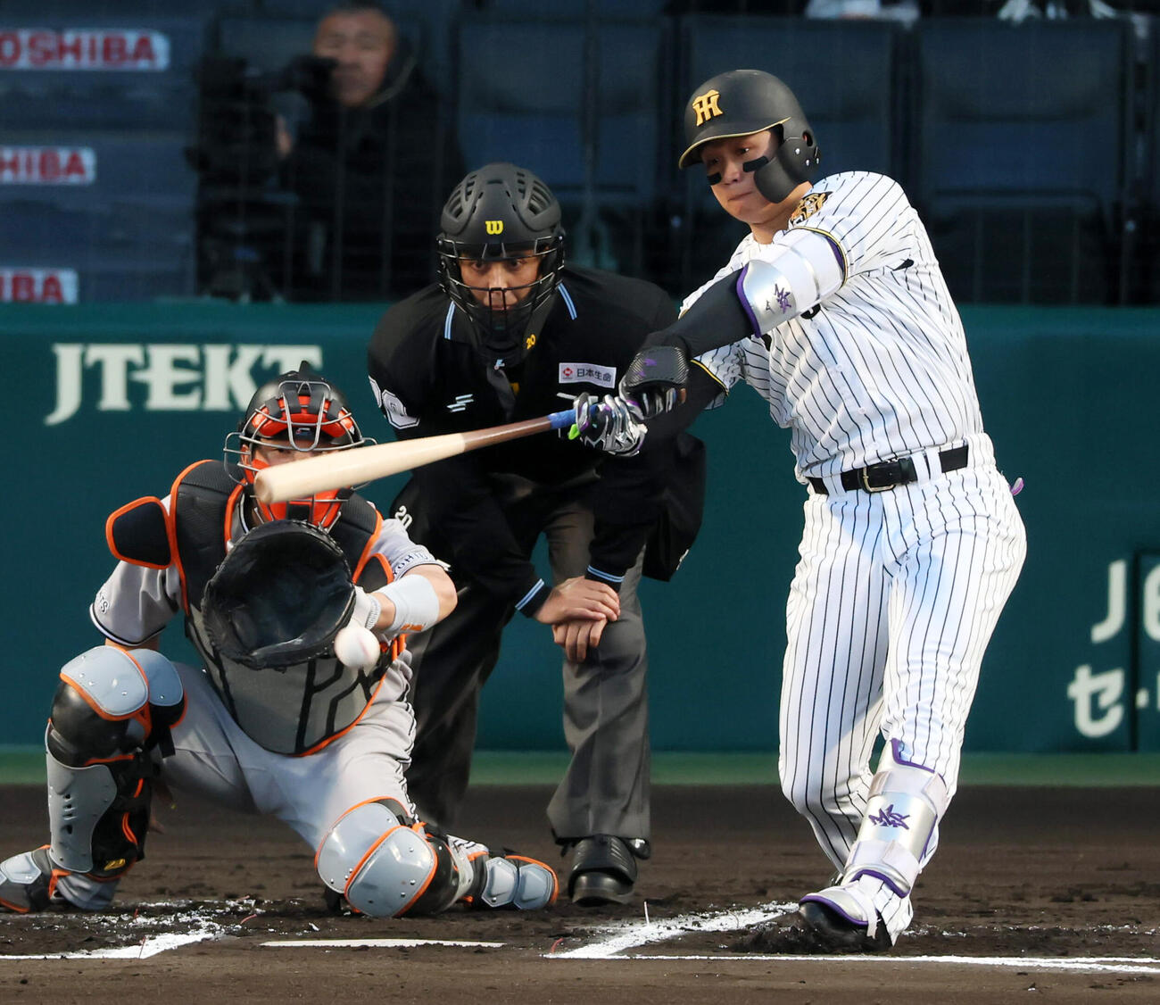 阪神対巨人　1回裏阪神1死二塁、森下翔太は内野安打を放つ　（撮影・加藤哉）