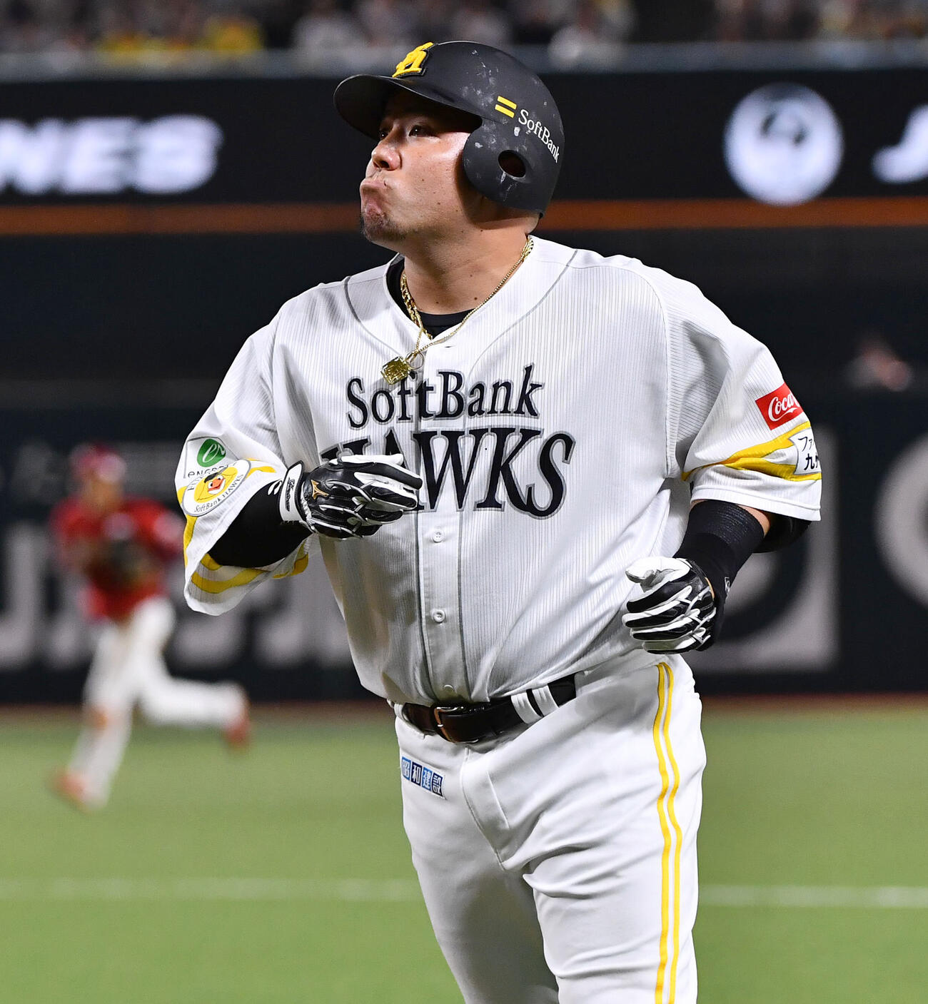 ソフトバンク対楽天　4回裏ソフトバンク2死一、二塁、一飛に倒れ、厳しい表情を見せる山川穂高（撮影・岩下翔太）