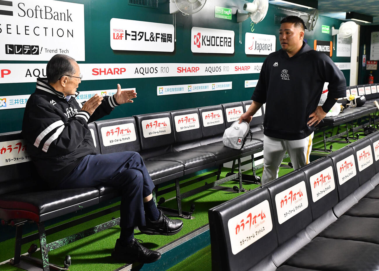 ソフトバンク対楽天　試合前、王貞治球団会長兼特別チームアドバイザー（左）からアドバイスを受ける山川穂高（撮影・岩下翔太）