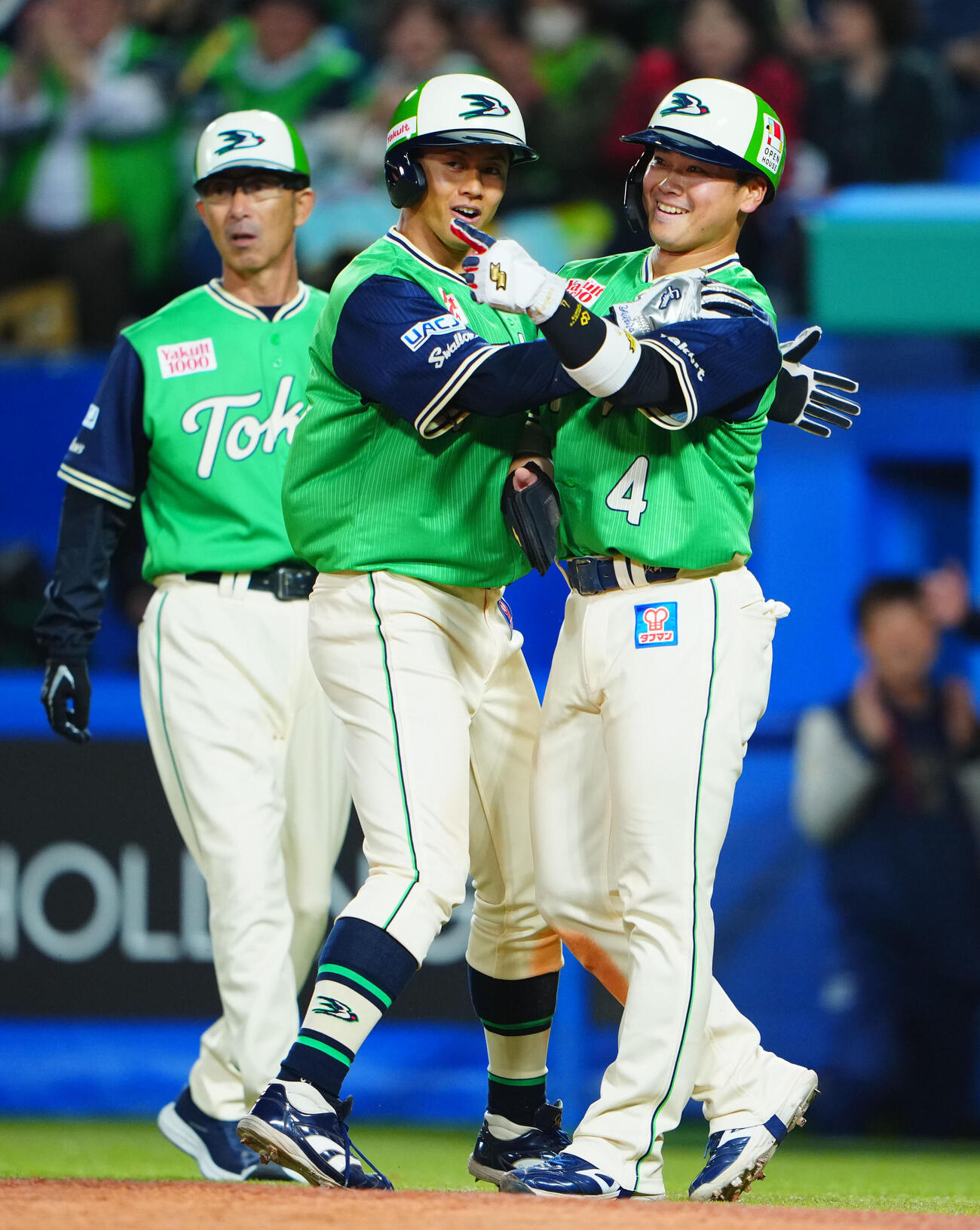 ヤクルト対DeNA 7回裏ヤクルト1死一、三塁、宮本丈の3点本塁打で生還し笑顔を見せる丸山和郁（右）と岩田幸宏（撮影・垰建太）