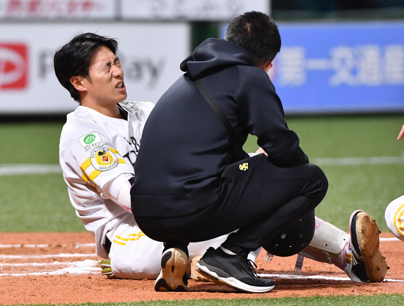 ソフトバンク対楽天　7回裏ソフトバンク1死二塁、足に死球を受け、痛みで顔をゆがめる柳田悠岐（撮影・岩下翔太）