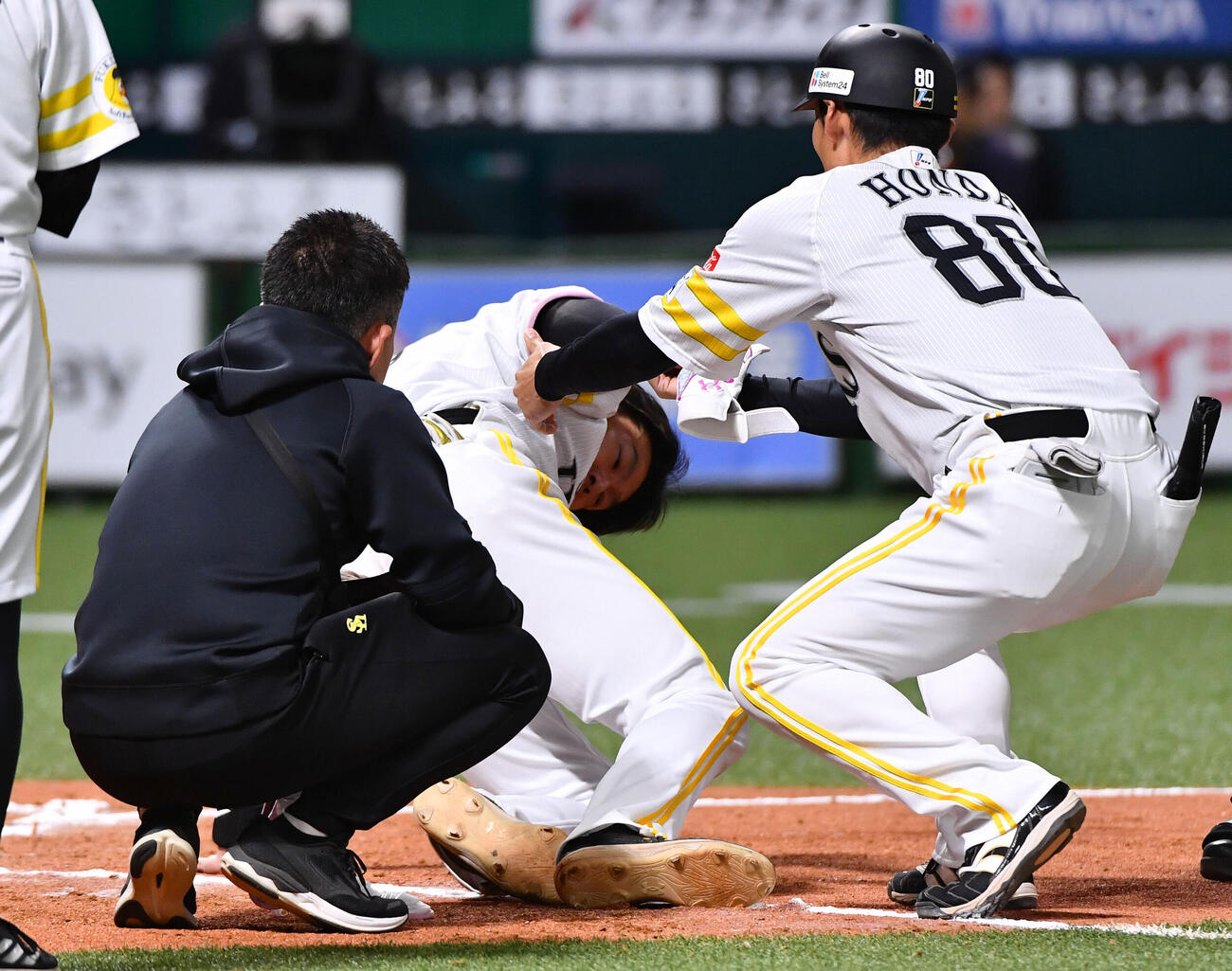 ソフトバンク対楽天　7回裏ソフトバンク1死二塁、足に死球を受けた柳田悠岐（中央）は、本多雄一内野守備走塁兼作戦コーチ（右）の手を借りて立ち上がる（撮影・岩下翔太）