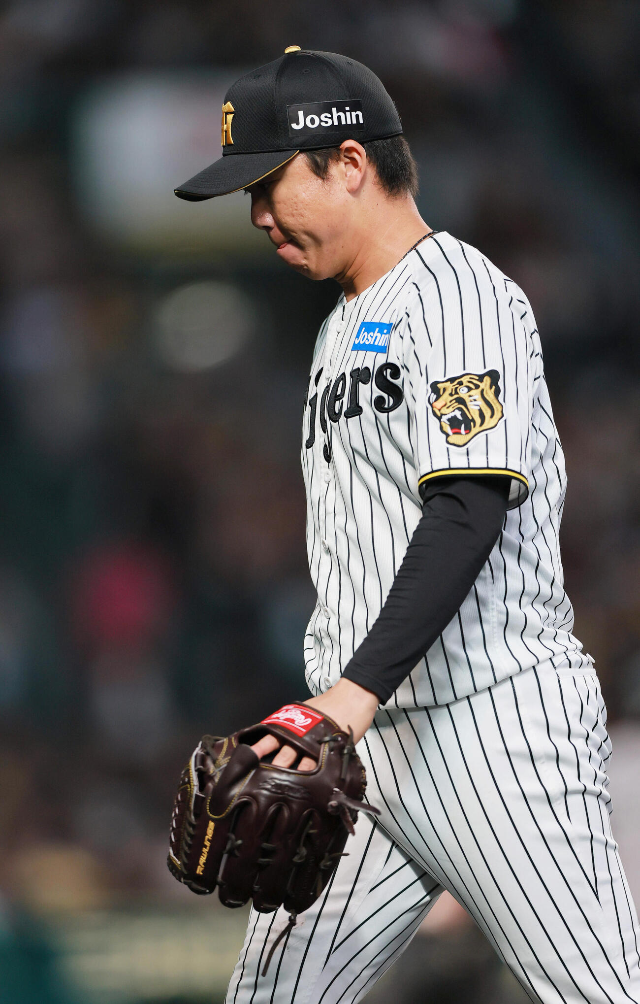 阪神対巨人　2回に2失点しベンチに引き揚げる阪神村上頌樹（撮影・上山淳一）