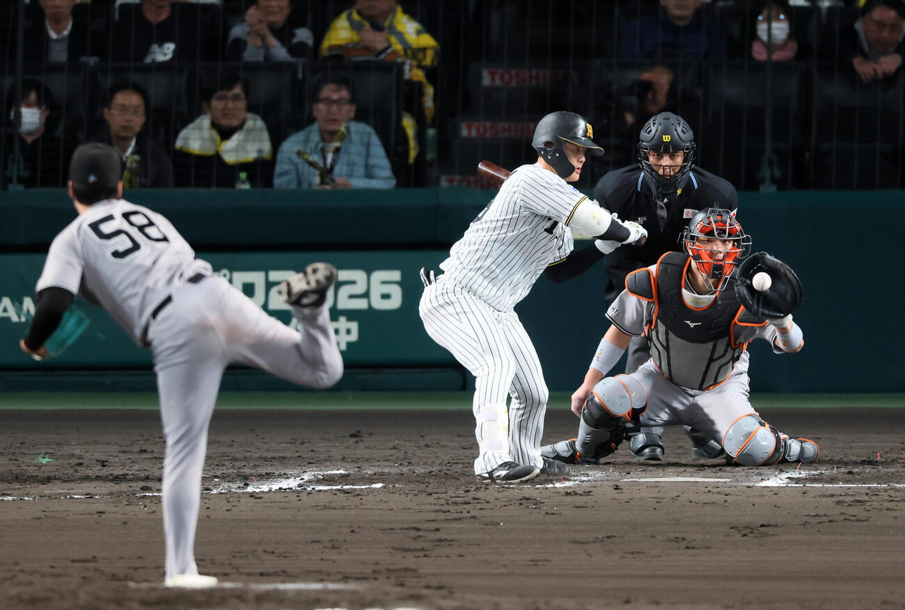 阪神対巨人　6回裏阪神1死満塁、代打前川右京は押し出し四球を選ぶ。投手船迫大雅（撮影・加藤哉）