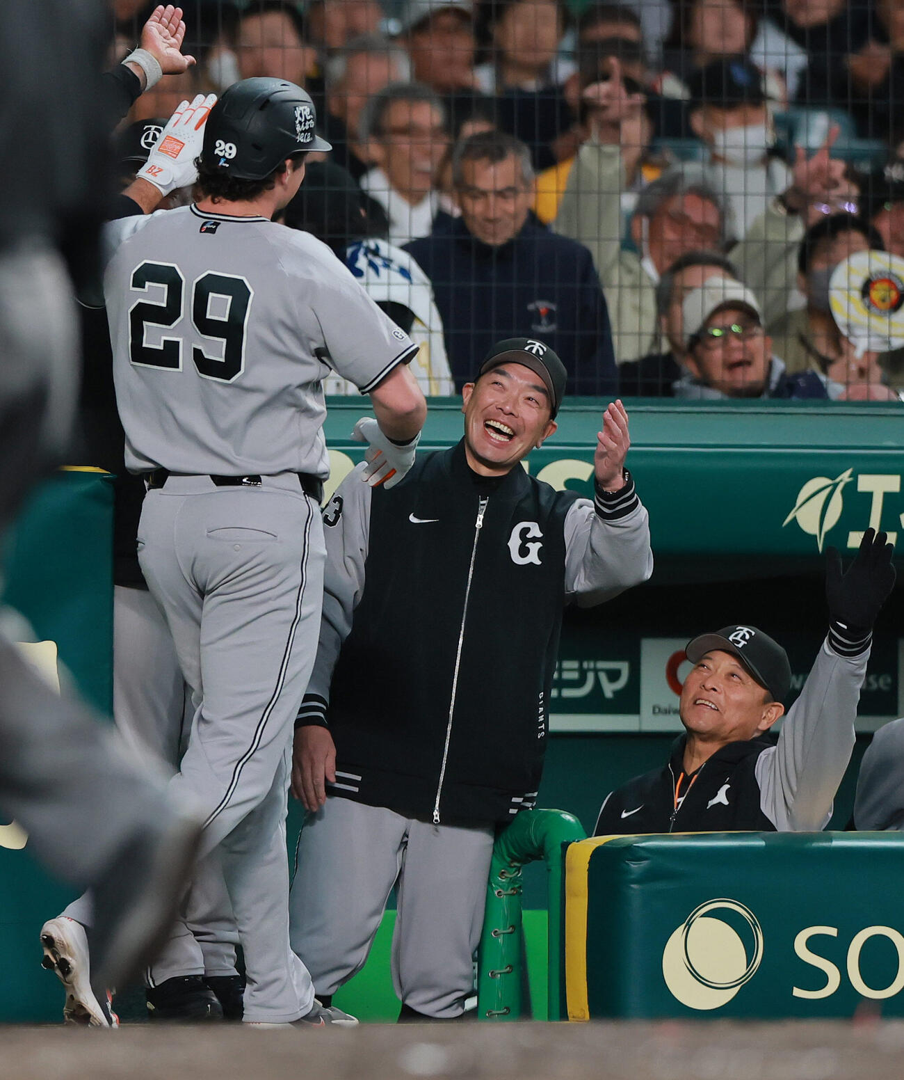 阪神対巨人　3回表巨人無死一、二塁、阿部慎之助監督（中央）は3点本塁打を放ったボビー・ダルベック（手前）を出迎える（撮影・上山淳一）