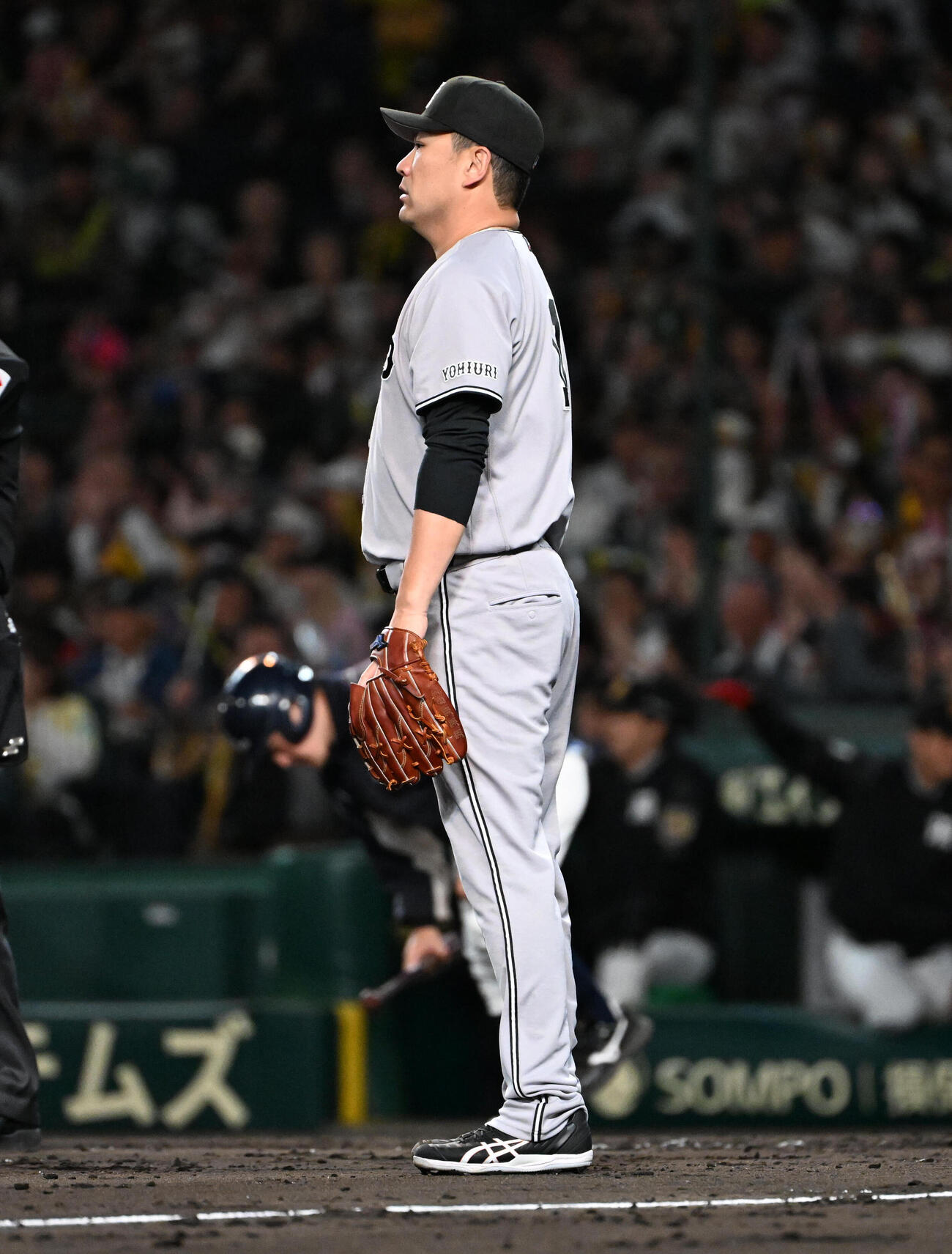阪神対巨人　3回裏阪神2死満塁　坂本誠志郎に適時打を放たれ立ち尽くす巨人の田中将大（撮影・石井愛子）