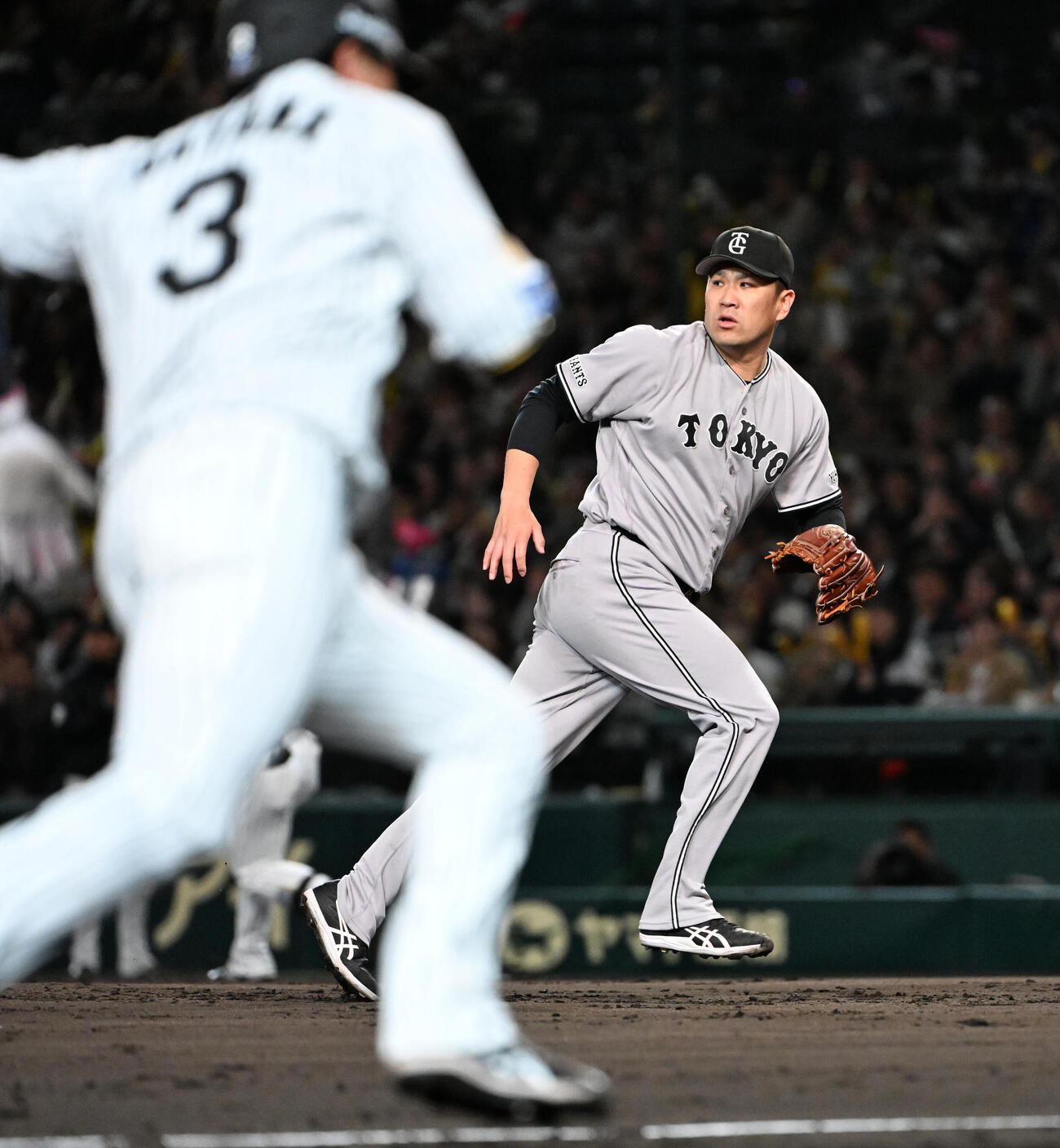 阪神対巨人　3回裏阪神2死満塁　坂本誠志郎に適時打を放たれカバーに入る巨人の田中将大。左は生還する阪神大山悠輔（撮影・石井愛子）