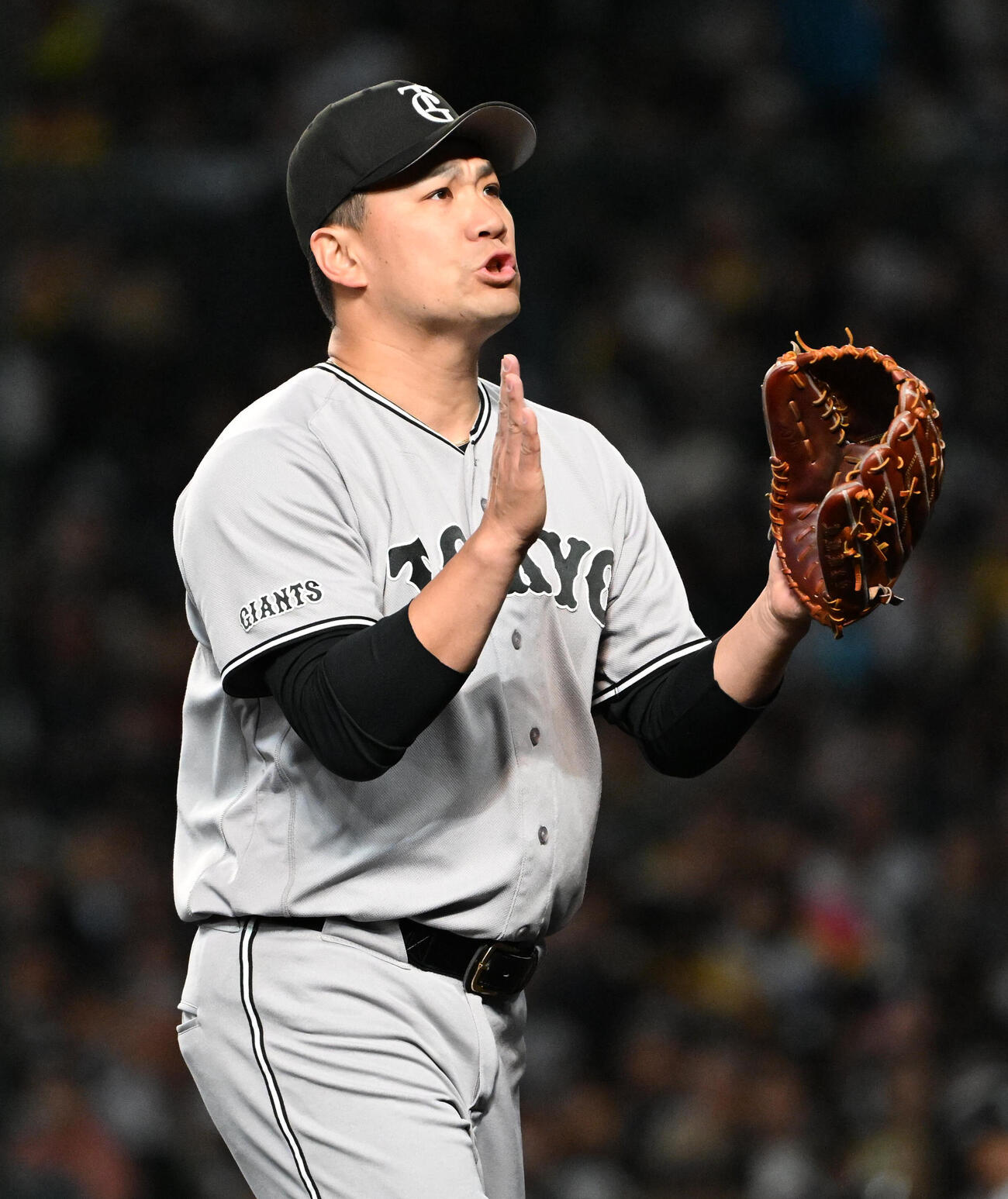 阪神対巨人　2回裏阪神2死二塁、岡城快生を二ゴロに抑えグラブをたたく巨人田中将大（撮影・石井愛子）