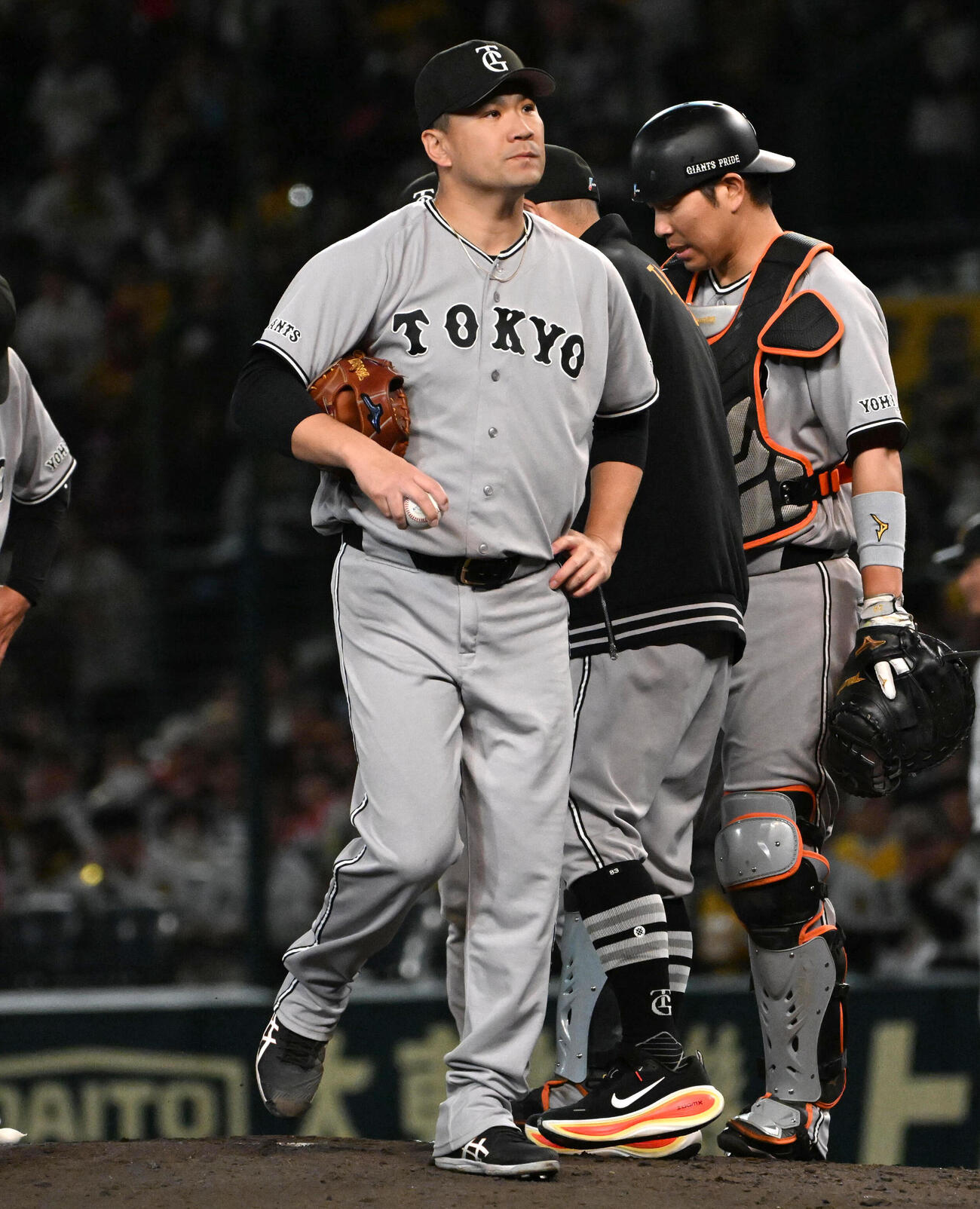 阪神対巨人　6回途中で降板する巨人の田中将大（撮影・石井愛子）