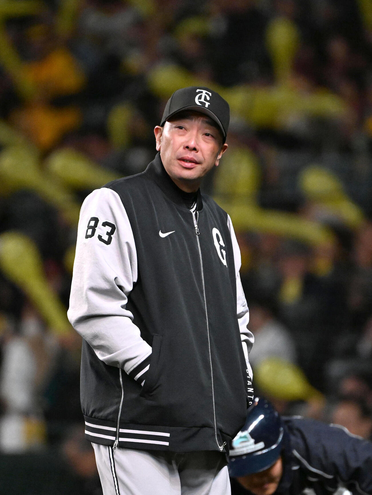 阪神対巨人　選手交代を告げる巨人の阿部慎之助監督（撮影・石井愛子）