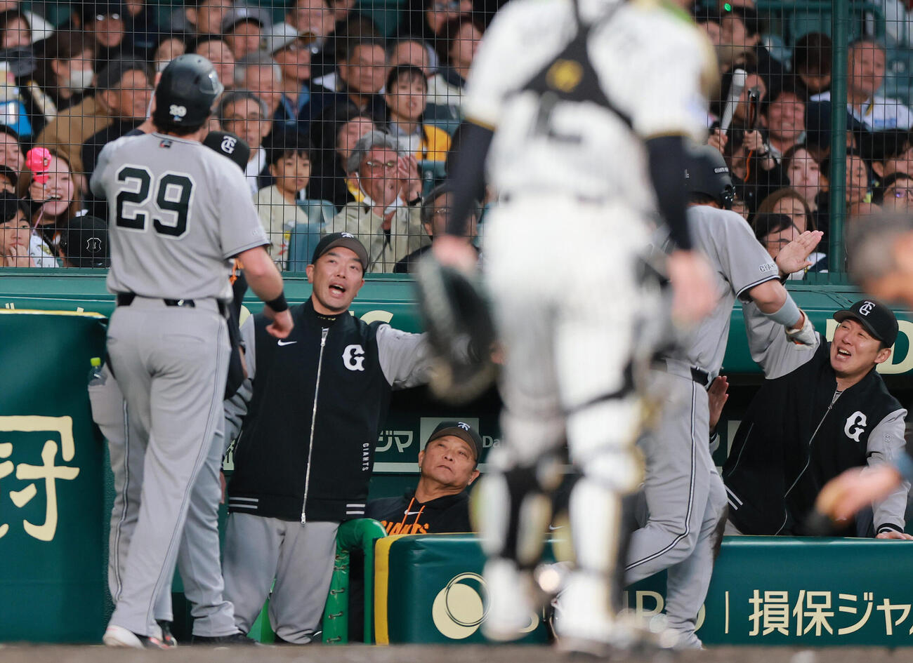 阪神対巨人　2回表巨人無死満塁、阿部慎之助監督（左から2人目）は平山功太の2点適時打で生還した三走ボビー・ダルベックらを出迎える（撮影・上山淳一）