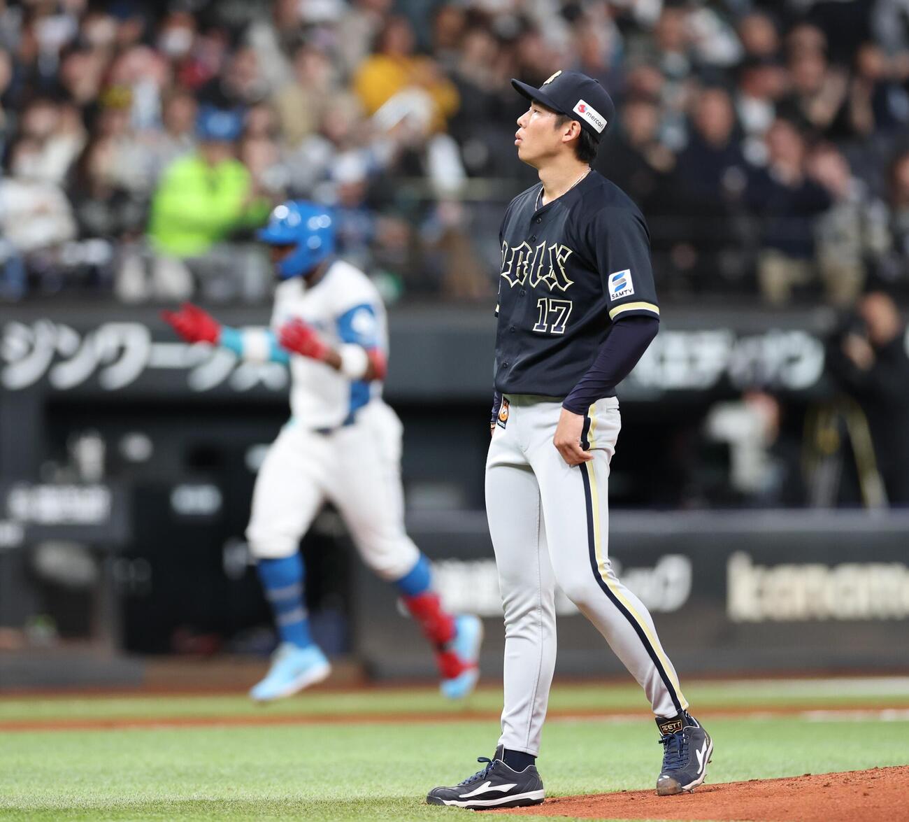 日本ハム対オリックス　3回裏日本ハム2死一、二塁、カストロに3点本塁打を浴びる曽谷龍平（撮影・黒川智章）