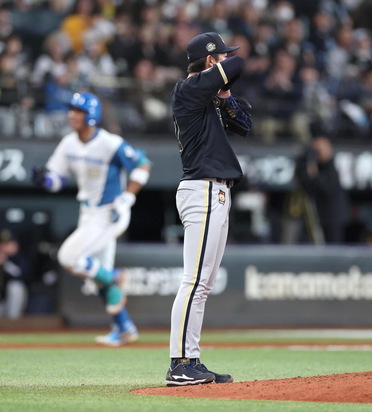 日本ハム対オリックス　6回裏日本ハム2死、万波中正に本塁打を浴びる曽谷龍平（撮影・黒川智章）