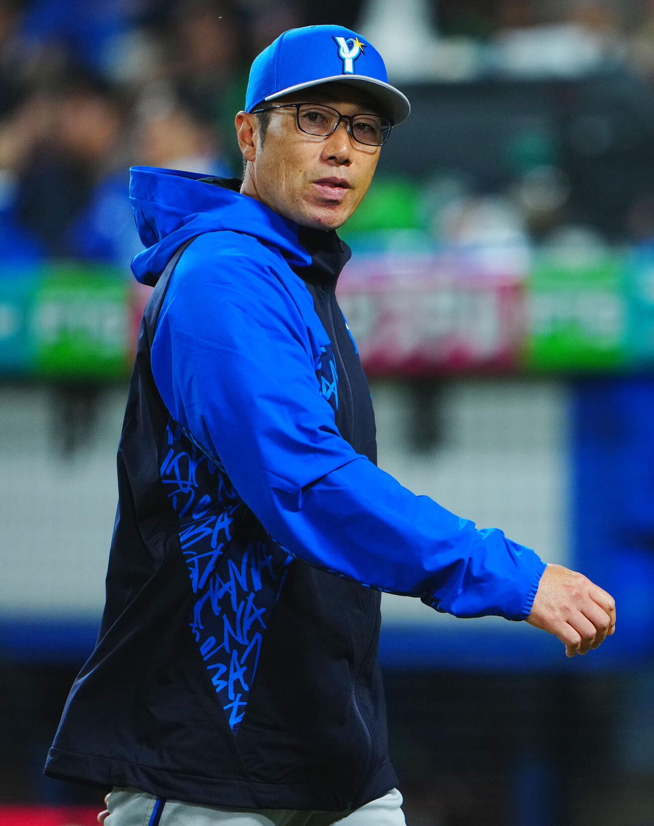 ヤクルト対DeNA 3回裏、投手交代を告げ渋い表情のDeNA相川亮二監督（撮影・垰建太）