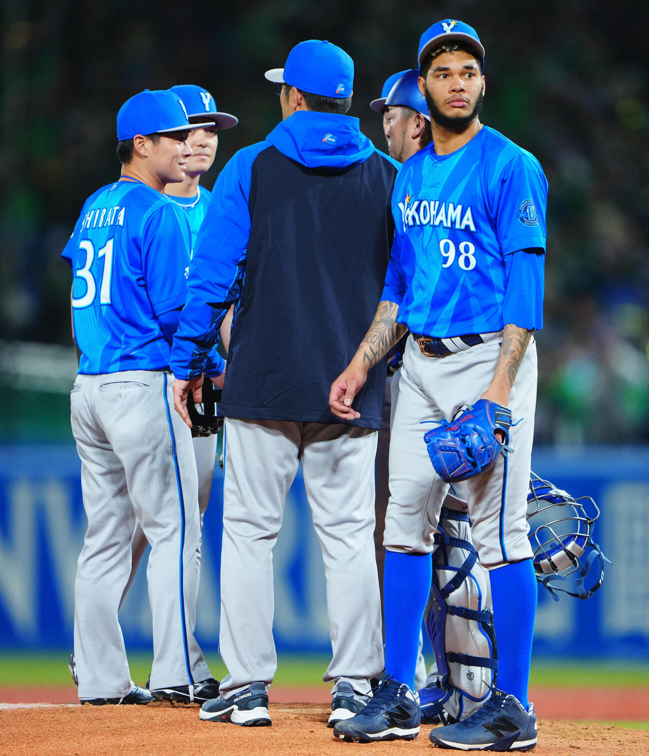 ヤクルト対DeNA 8回裏ヤクルト2死一、三塁、マルセリーノ（右）の代わりに登板を相川亮二監督（中央）から告げられる柴田竜拓（撮影・垰建太）
