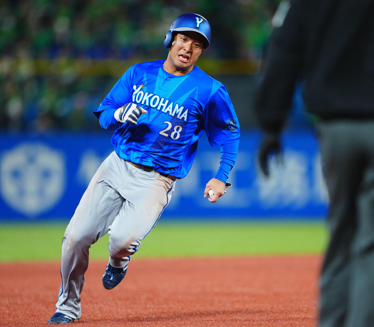 ヤクルト対DeNA 4回表DeNA2死一塁、京田陽太の打球から相手失策の隙に一気に本塁へ向かう勝又温史（撮影・垰建太）