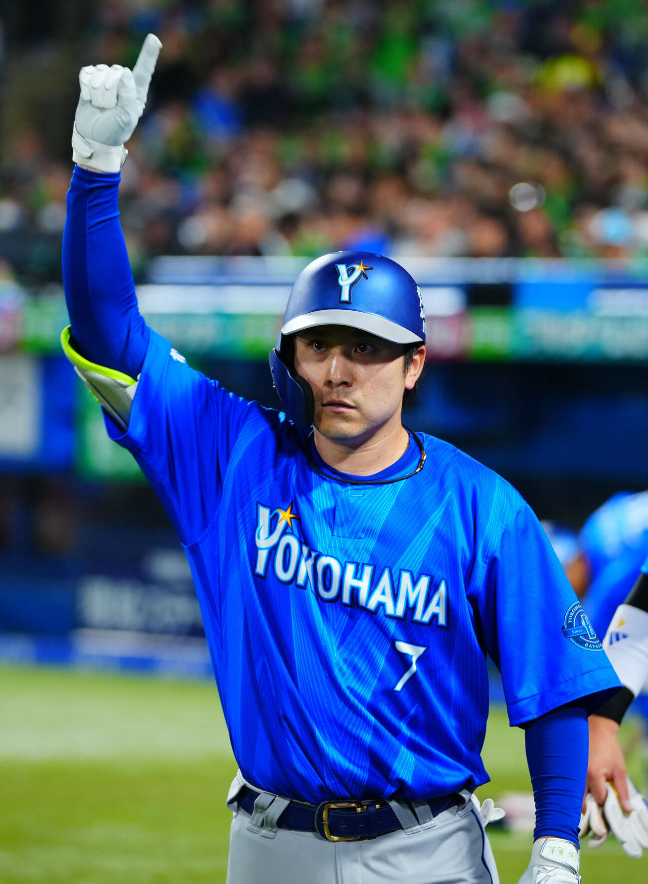 ヤクルト対DeNA 5回表DeNA2死二塁、2点本塁打を放ちポーズを決める佐野恵太（撮影・垰建太）