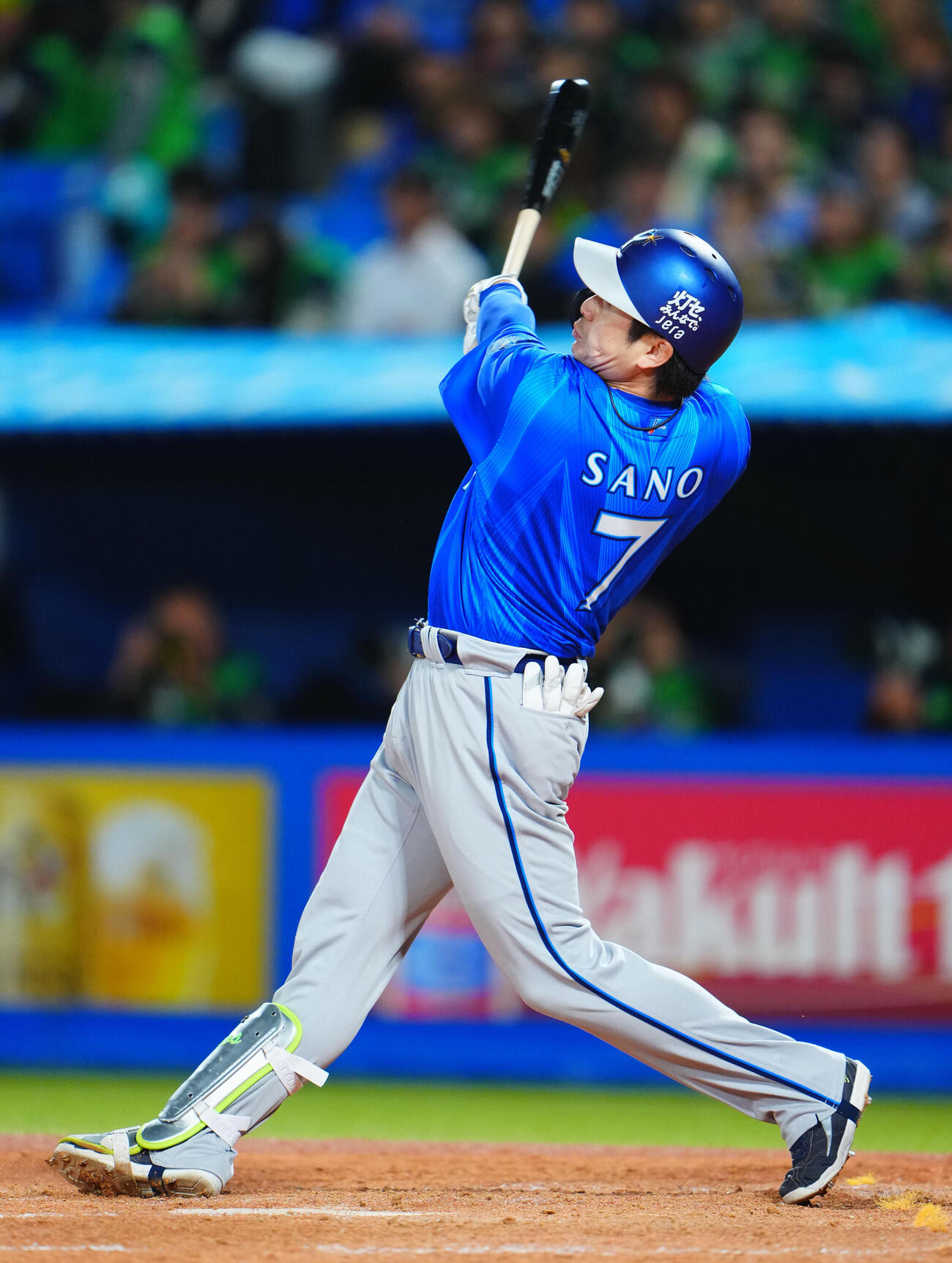 ヤクルト対DeNA 5回表DeNA2死二塁、2点本塁打を放つ佐野恵太（撮影・垰建太）
