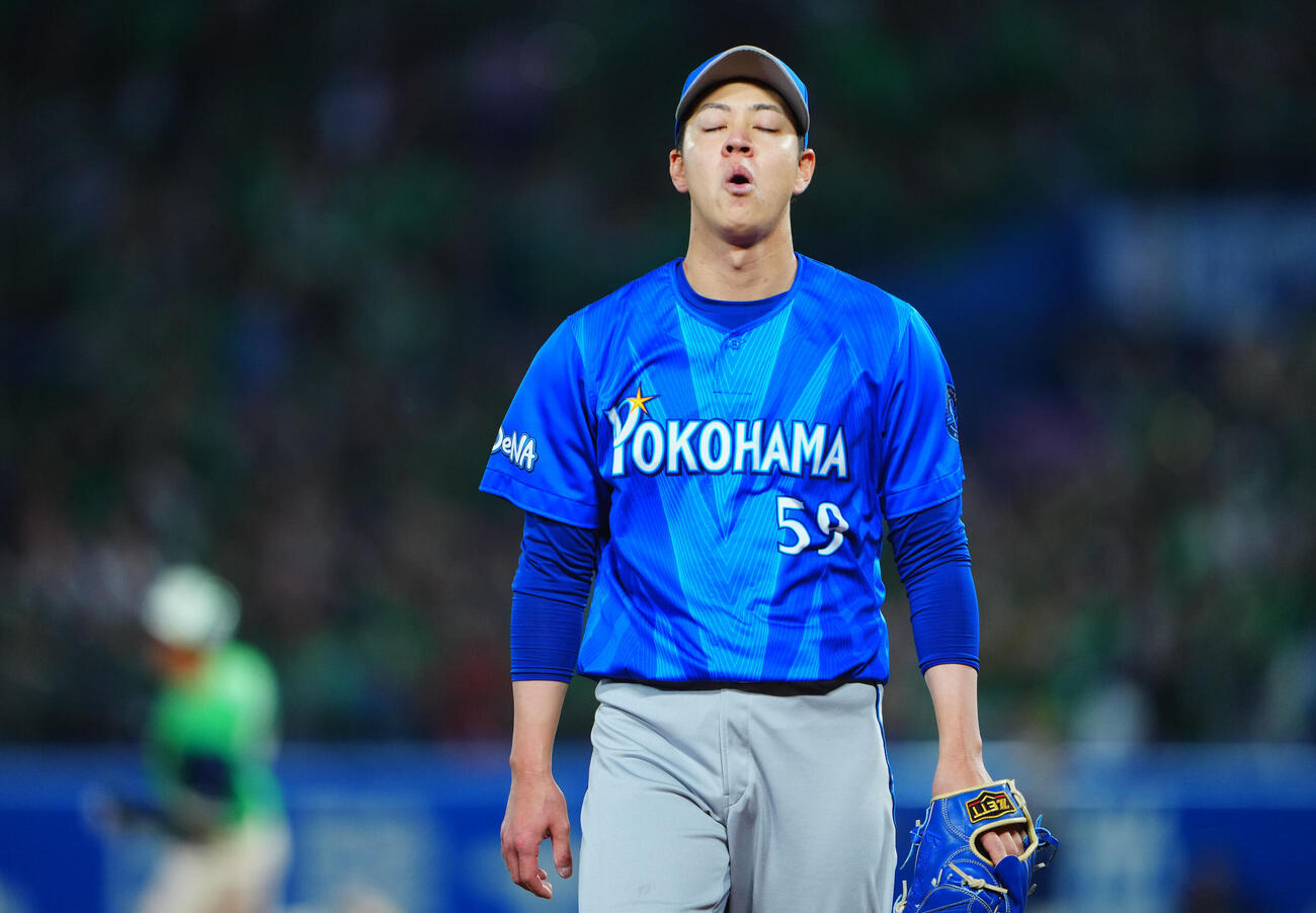 ヤクルト対DeNA 2回裏ヤクルト1死一塁、岩田幸宏に2点本塁打を浴びる平良拳太郎（撮影・垰建太）