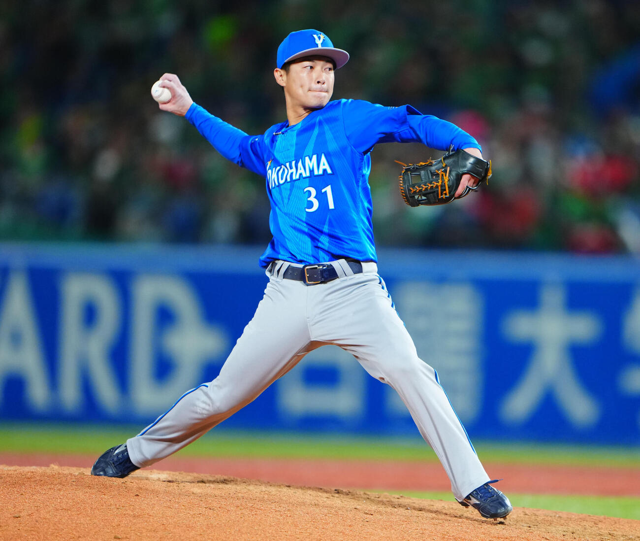 ヤクルト対DeNA 8回裏ヤクルト2死一、三塁、マルセリーノに代わりマウンドに上がり登板する柴田竜拓（撮影・垰建太）