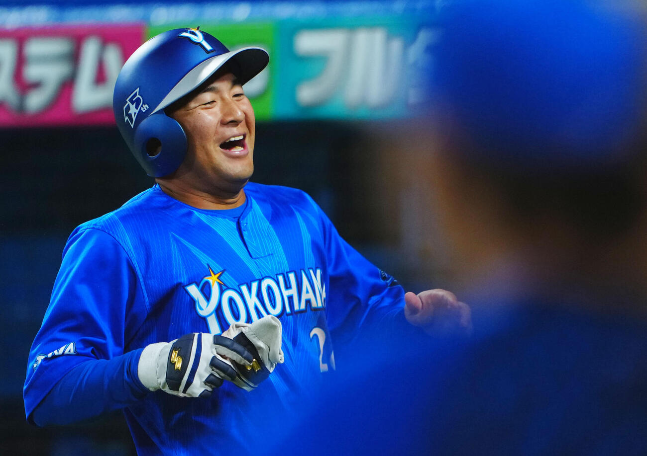 ヤクルト対DeNA 4回表DeNA2死一塁、相手失策の隙に生還し笑顔を見せる勝又温史（撮影・垰建太）