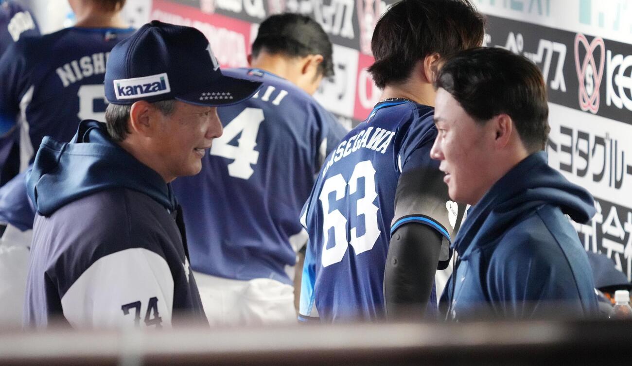 ロッテ対西武　プロ初登板初先発で7回2安打無失点と好投した西武佐藤爽（右）は西口文也監督の祝福を受ける（撮影・小沢裕）