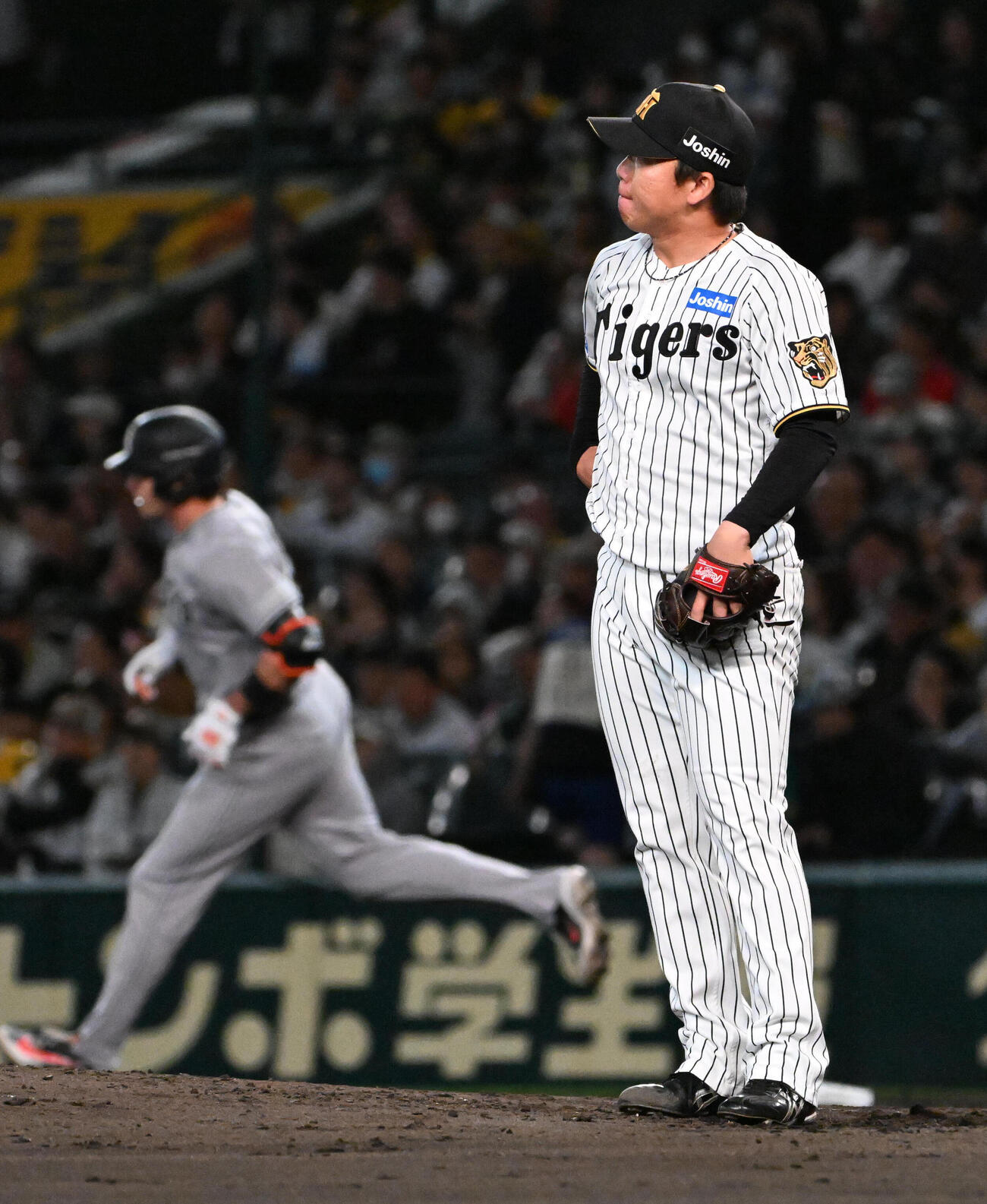 3回表巨人無死一、二塁　ボビー・ダルベック（左）に3点本塁打を浴びた村上頌樹（撮影・石井愛子）
