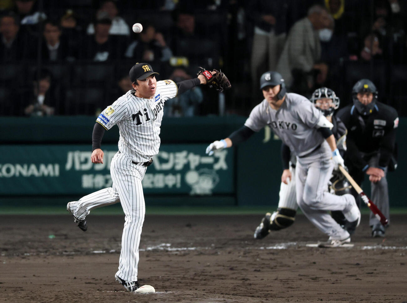 阪神対巨人　4回表巨人1死、村上頌樹は田中将大の打球に反応しマウンドでジャンプする　（撮影・加藤哉）