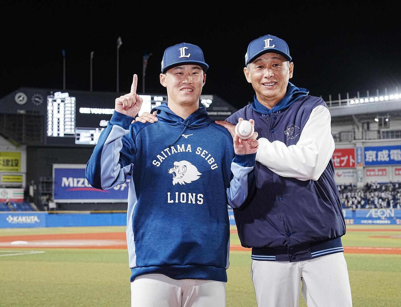 ロッテ対西武　初登板初先発でプロ初勝利を飾った西武佐藤爽（左）は西口文也監督の祝福を受ける（撮影・小沢裕）