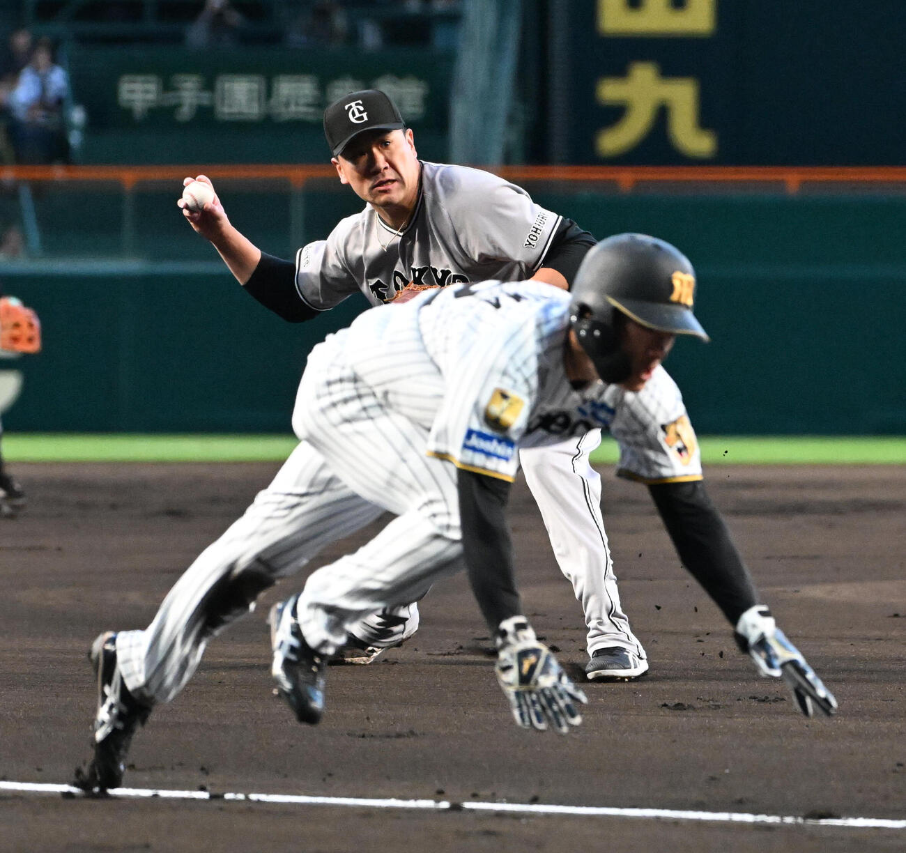 阪神対巨人　1回裏阪神1死満塁、巨人田中将大（左）は大山悠輔の投ゴロを本塁へ送球し封殺する。右は阪神福島圭音（撮影・石井愛子）