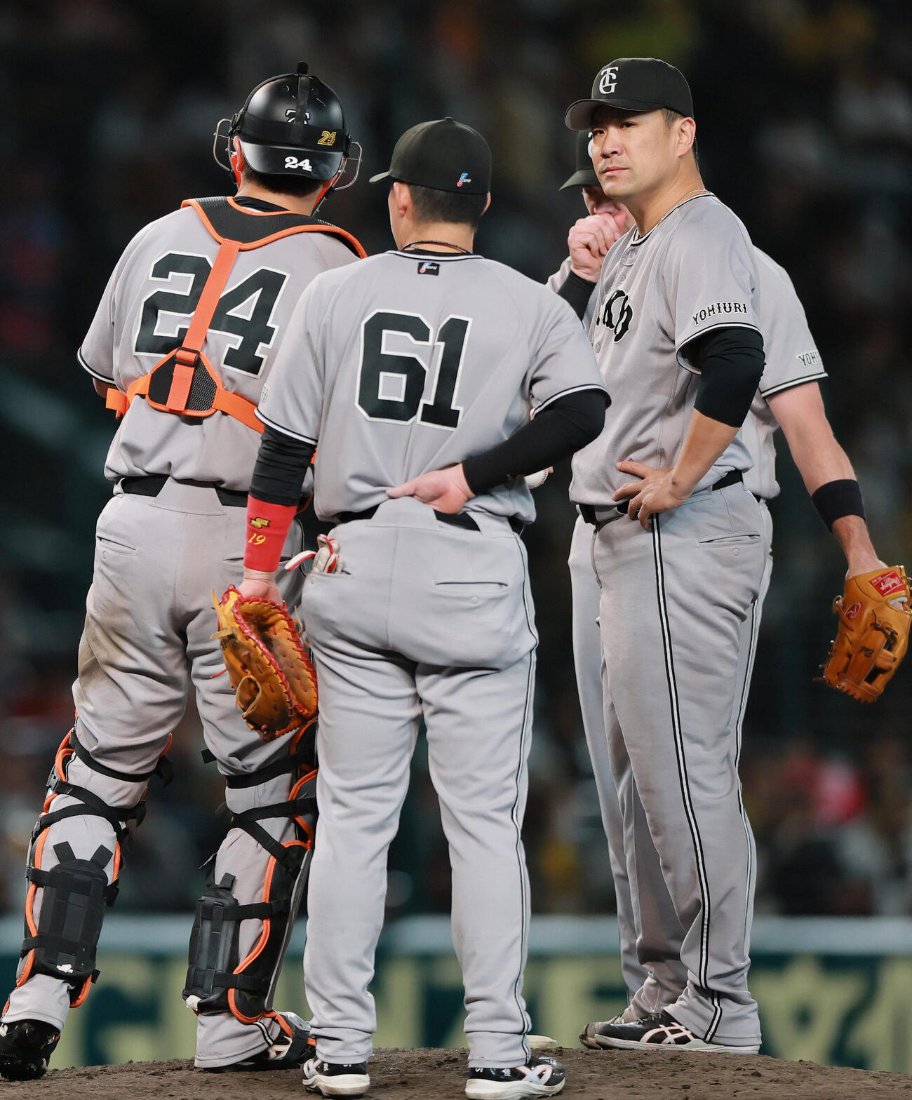 阪神対巨人　6回裏阪神1死一、三塁、田中将大（右）は代打中野拓夢に四球を出し交代となる（撮影・上山淳一）