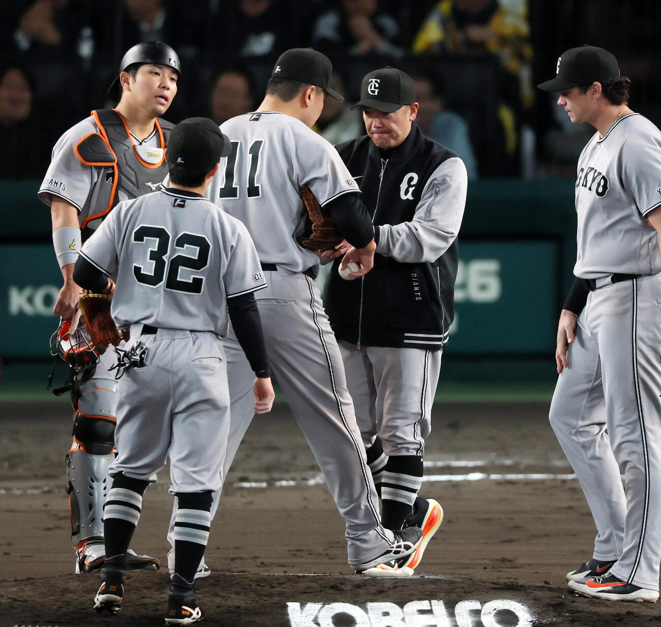 阪神対巨人　6回裏阪神1死満塁、阿部慎之助監督はマウンドで先発田中将大の降板を告げる（撮影・加藤哉）