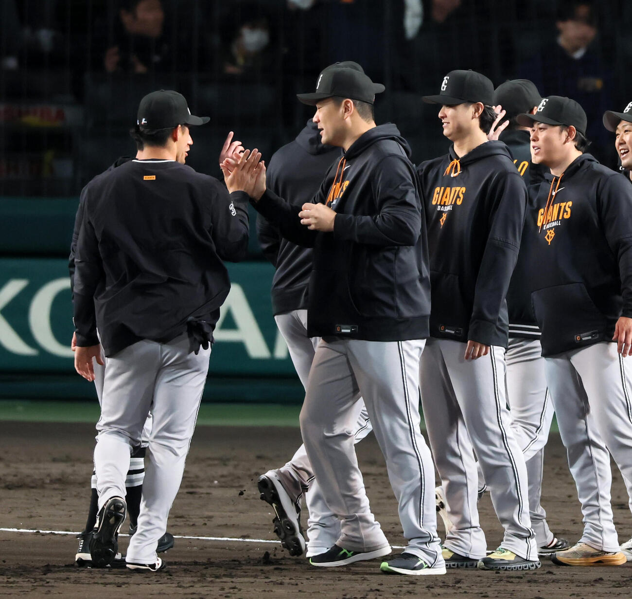 阪神対巨人　阪神に勝利しナインを迎える巨人田中将大（撮影・加藤哉）