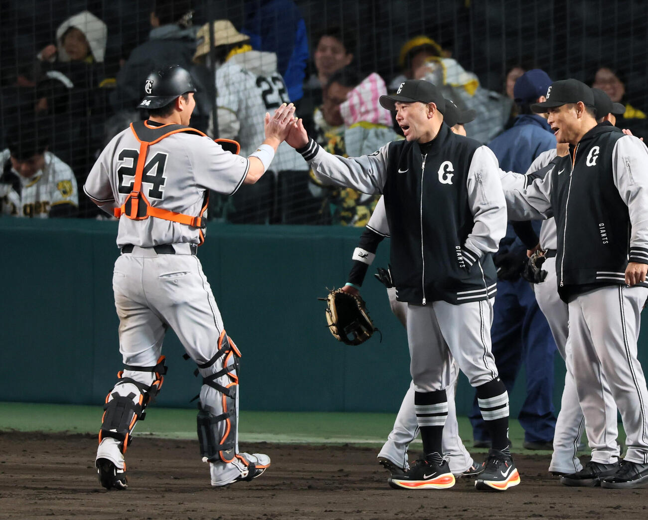 阪神対巨人　阪神に勝利しナインを迎える巨人阿部慎之助監督（撮影・加藤哉）