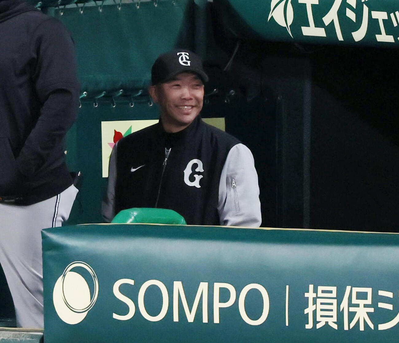 阪神対巨人　6回表、ベンチで笑顔を見せる巨人阿部慎之助監督　（撮影・加藤哉）