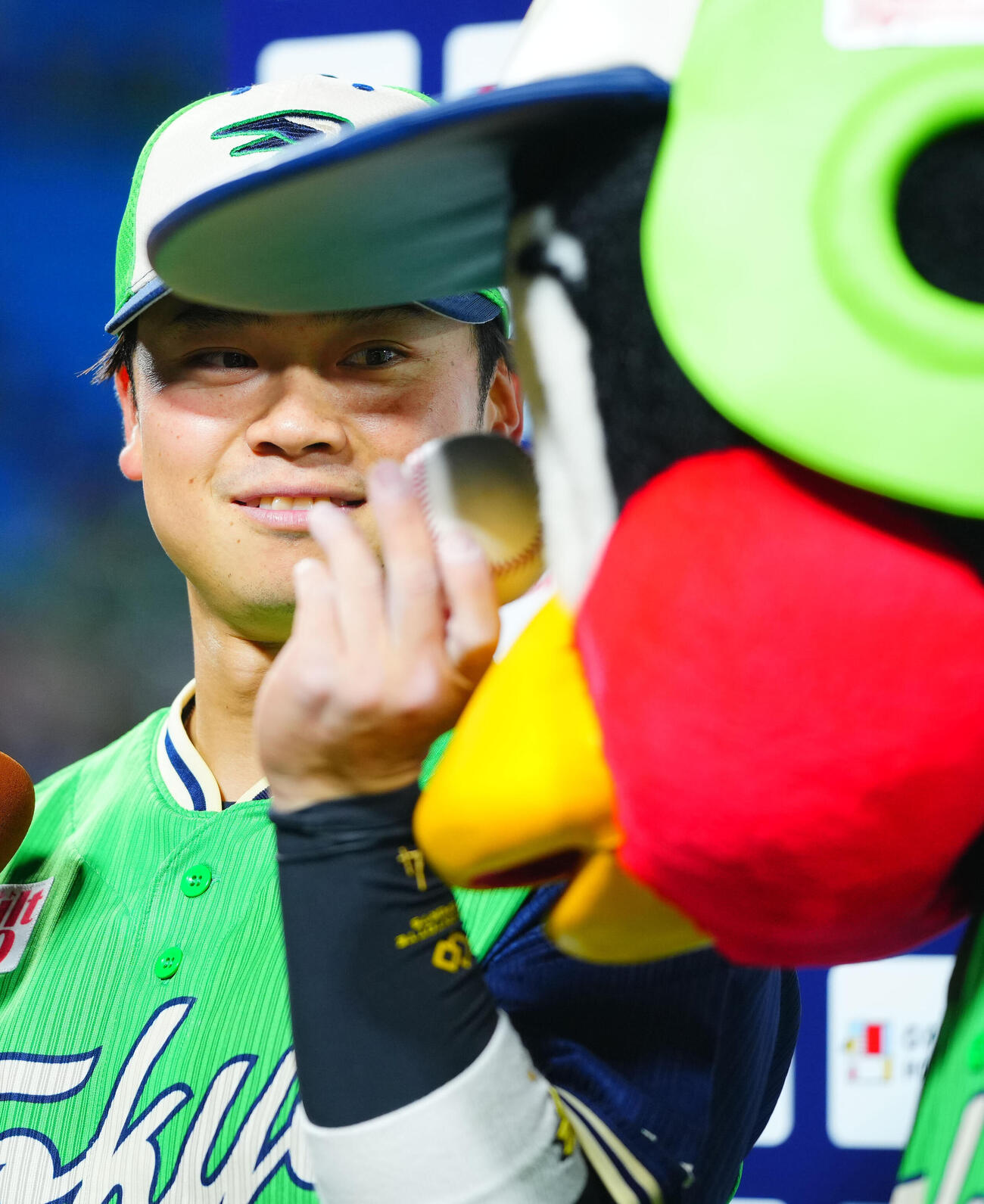 ヤクルト対DeNA　サイクル達成したヤクルト丸山和郁は達成時のボールをつば九郎に見せつける（撮影・垰建太）