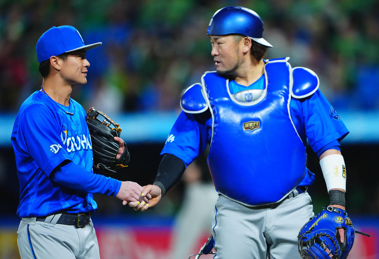 ヤクルト対DeNA 8回裏ヤクルト2死一、三塁、宮本丈を左飛に仕留めた柴田竜拓（左）は戸柱恭孝と笑顔を見せる（撮影・垰建太）