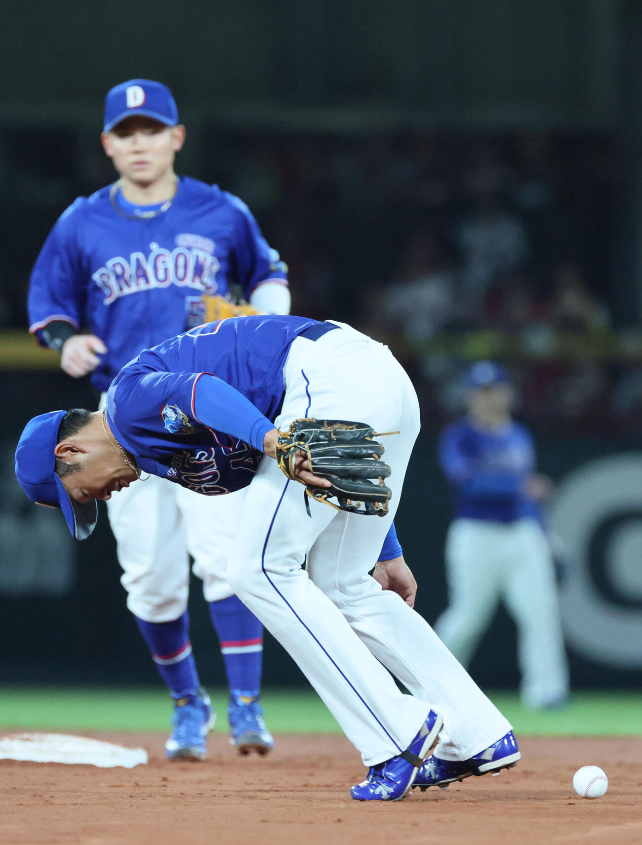 広島対中日　8回裏広島無死、勝田成の打球をエラーする土田龍空、（撮影・加藤孝規）