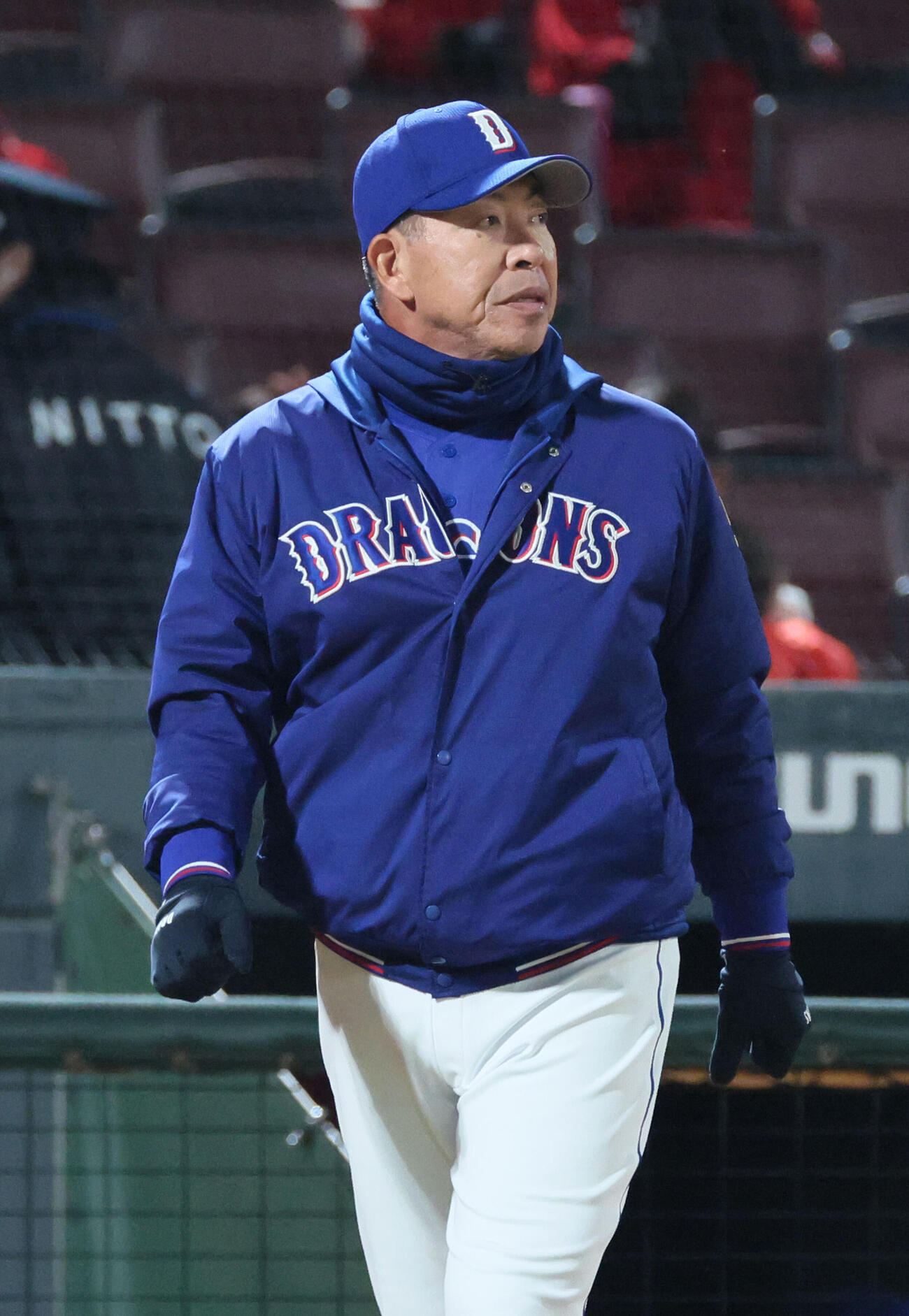 広島対中日　8回表終了時、交代を告げる井上一樹監督（撮影・加藤孝規）