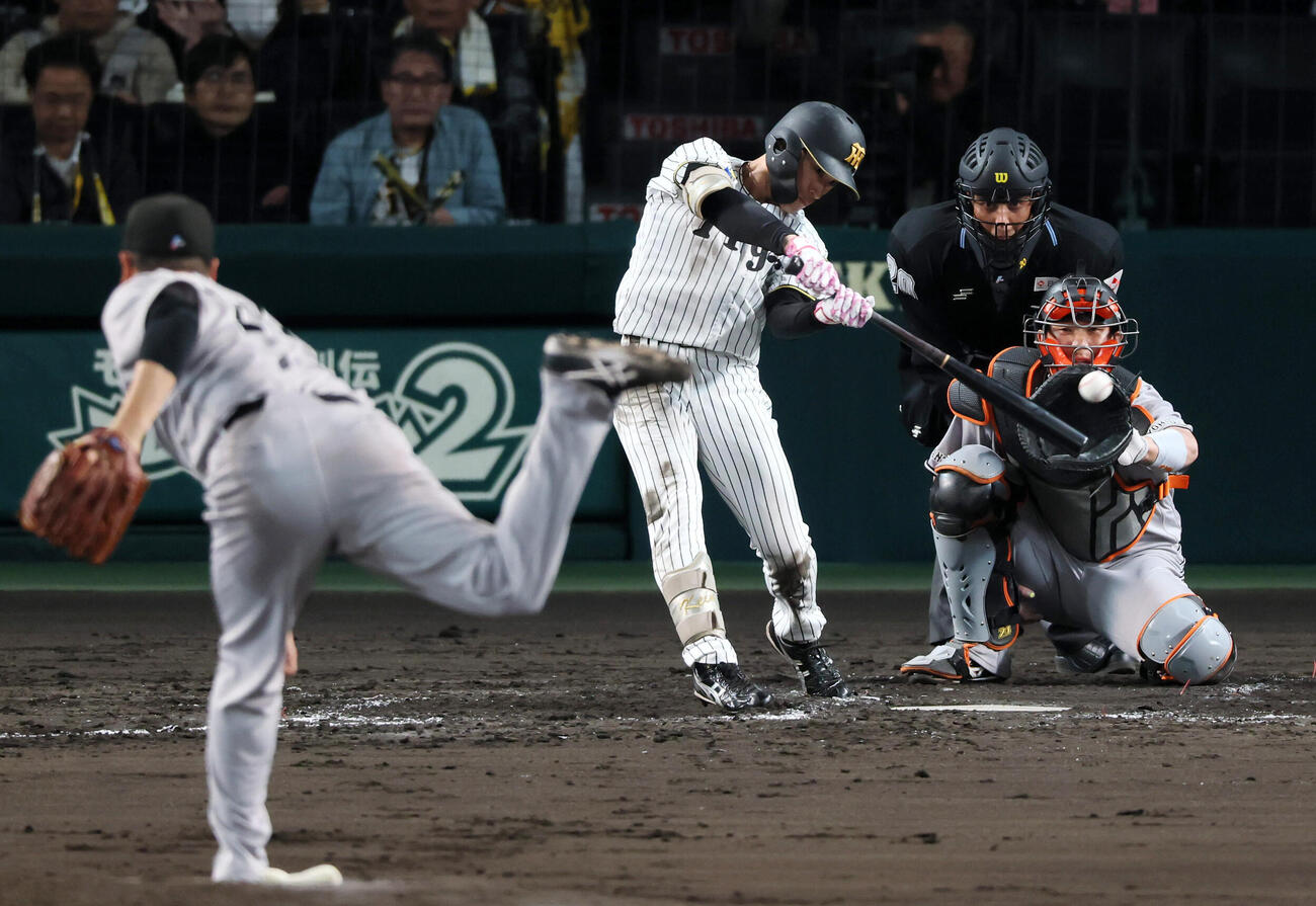 阪神対巨人　3回裏阪神無死、福島圭音は左前打を放つ。投手田中将大　（撮影・加藤哉）