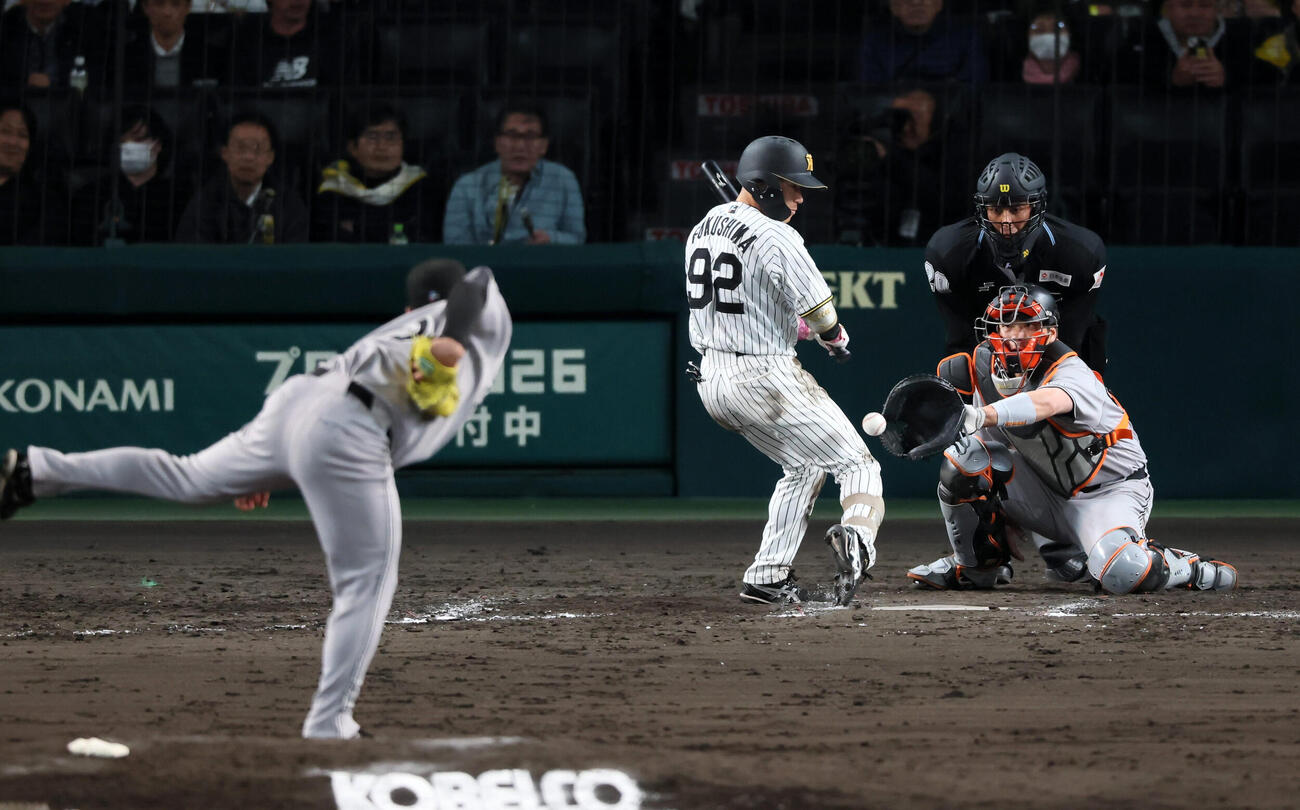 阪神対巨人　8回裏阪神2死二、三塁、三振に倒れる福島圭音。投手高梨雄平（撮影・加藤哉）
