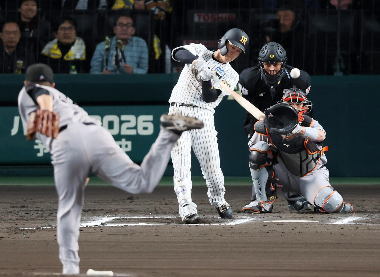 阪神対巨人　6回裏阪神無死、小幡竜平は左前打を放つ。投手田中将大　（撮影・加藤哉）
